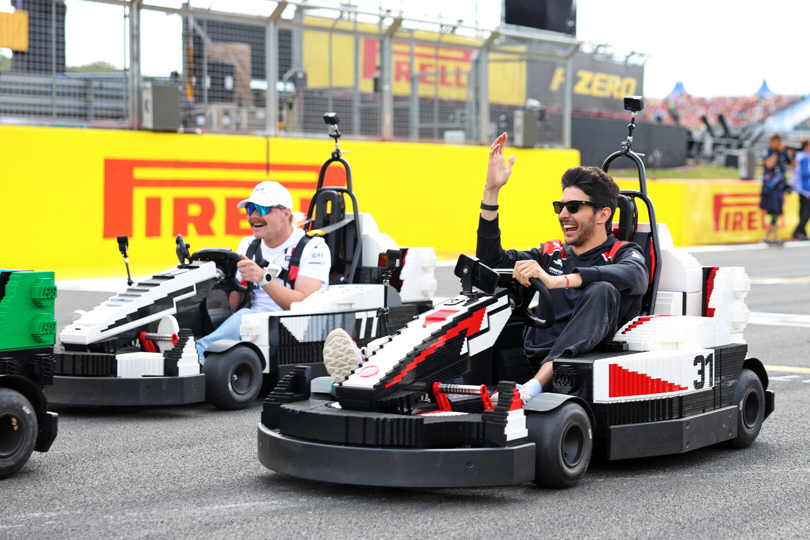 GP GRAN BRETAGNA, Esteban Ocon (FRA) Haas F1 Team; e Valtteri Bottas (FIN) Cadillac Formula 1 Team in Lego karts on the drivers' parade.
05.07.2026. Formula 1 World Championship, Rd 9, British Grand Prix, Silverstone, England, Gara Day.
- www.xpbimages.com, EMail: requests@xpbimages.com © Copyright: Bearne / XPB Images