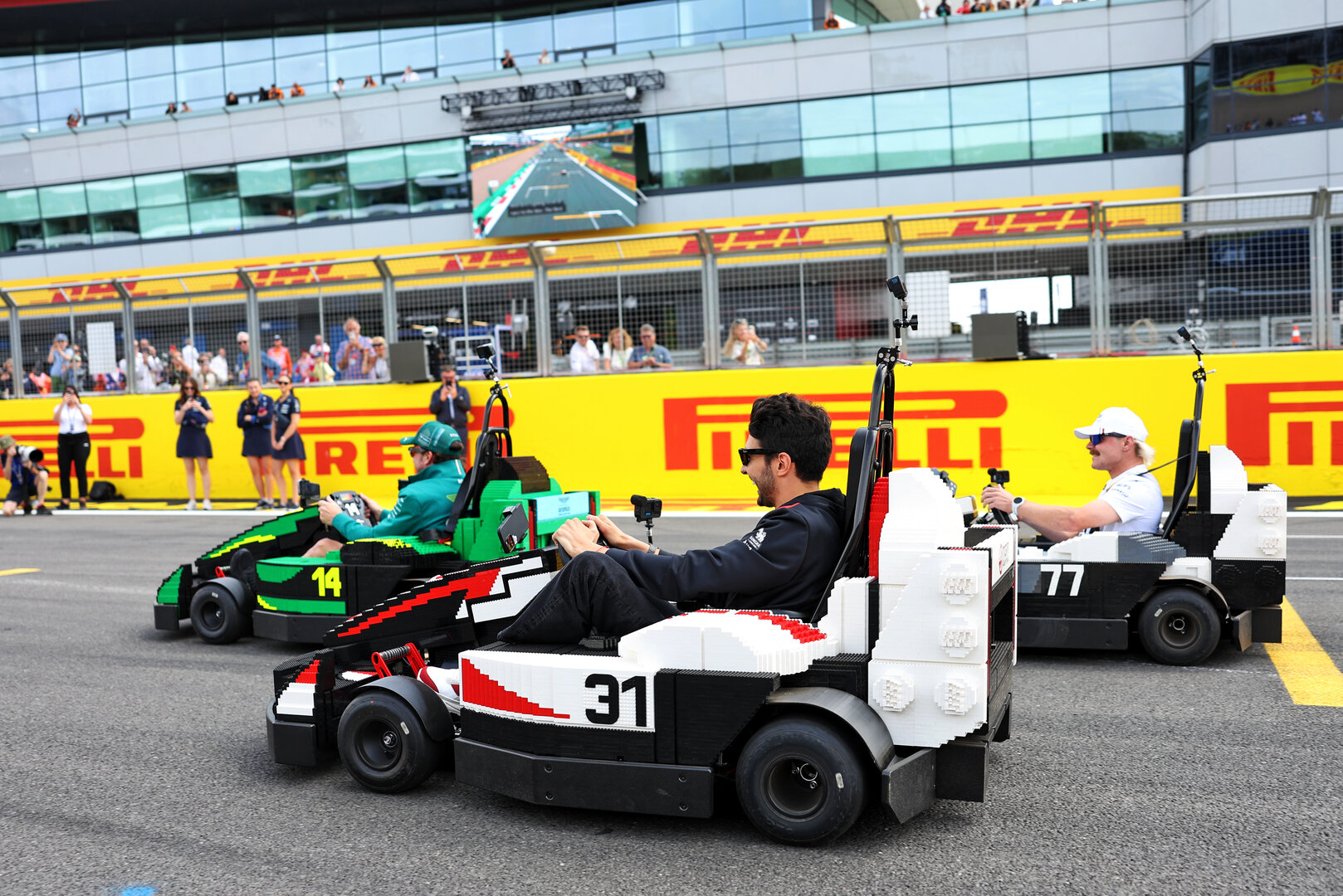 GP GRAN BRETAGNA, Fernando Alonso (ESP) Aston Martin F1 Team; Esteban Ocon (FRA) Haas F1 Team; e Valtteri Bottas (FIN) Cadillac Formula 1 Team in Lego karts on the drivers' parade.
05.07.2026. Formula 1 World Championship, Rd 9, British Grand Prix, Silverstone, England, Gara Day.
- www.xpbimages.com, EMail: requests@xpbimages.com © Copyright: Bearne / XPB Images