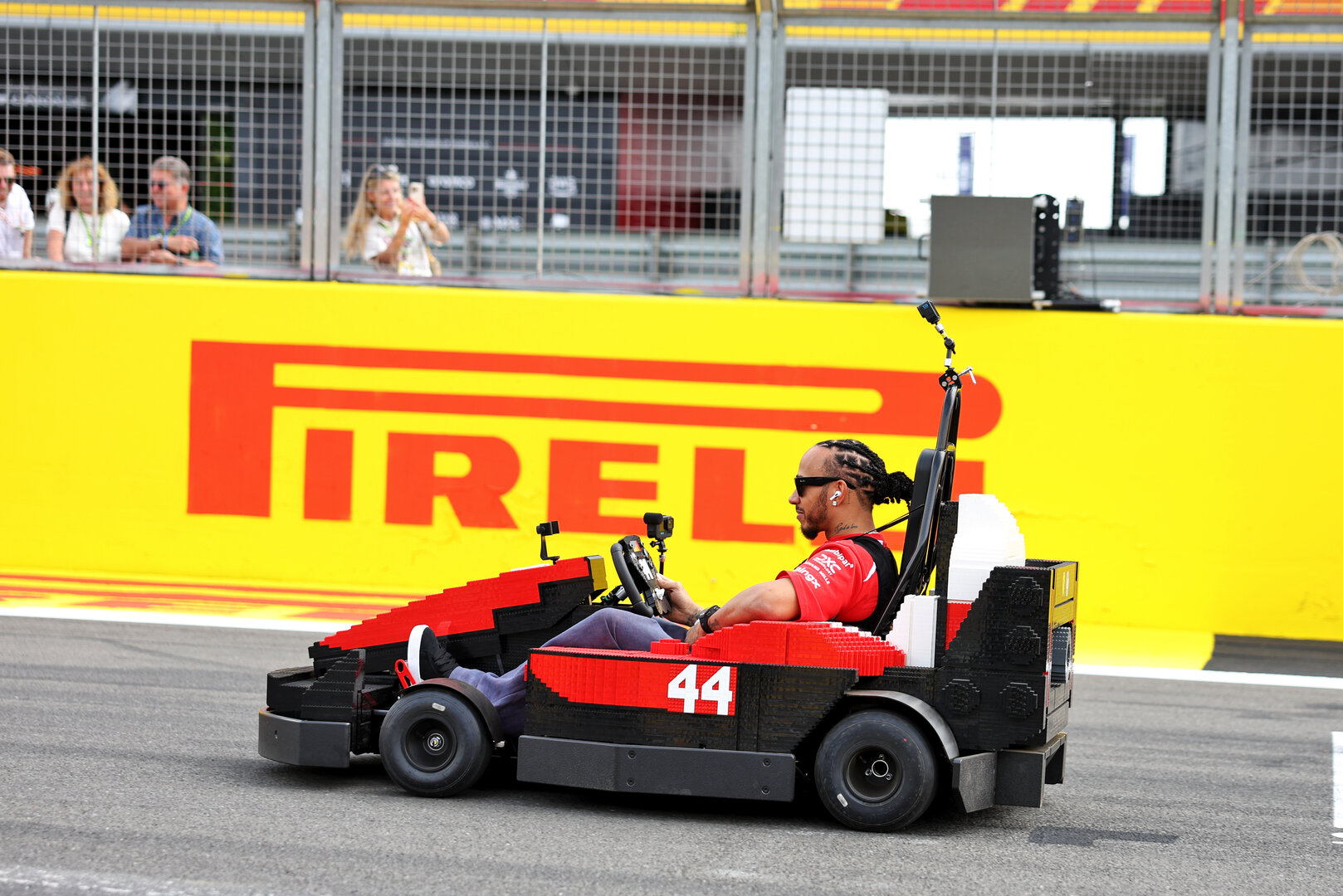 GP GRAN BRETAGNA, Lewis Hamilton (GBR) Ferrari in a Lego kart on the drivers' parade.
05.07.2026. Formula 1 World Championship, Rd 9, British Grand Prix, Silverstone, England, Gara Day.
- www.xpbimages.com, EMail: requests@xpbimages.com © Copyright: Bearne / XPB Images
