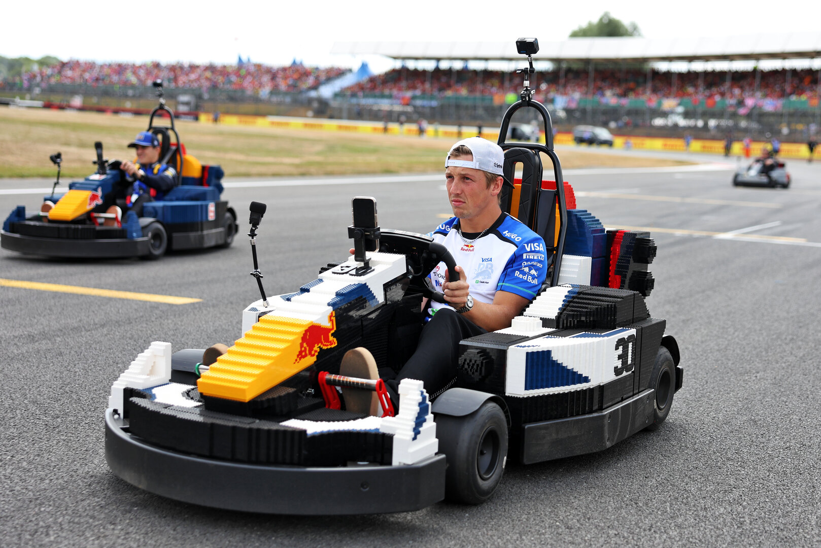 GP GRAN BRETAGNA, Liam Lawson (NZL) Racing Bulls Formula One Team in a Lego kart on the drivers' parade.
05.07.2026. Formula 1 World Championship, Rd 9, British Grand Prix, Silverstone, England, Gara Day.
- www.xpbimages.com, EMail: requests@xpbimages.com © Copyright: Bearne / XPB Images
