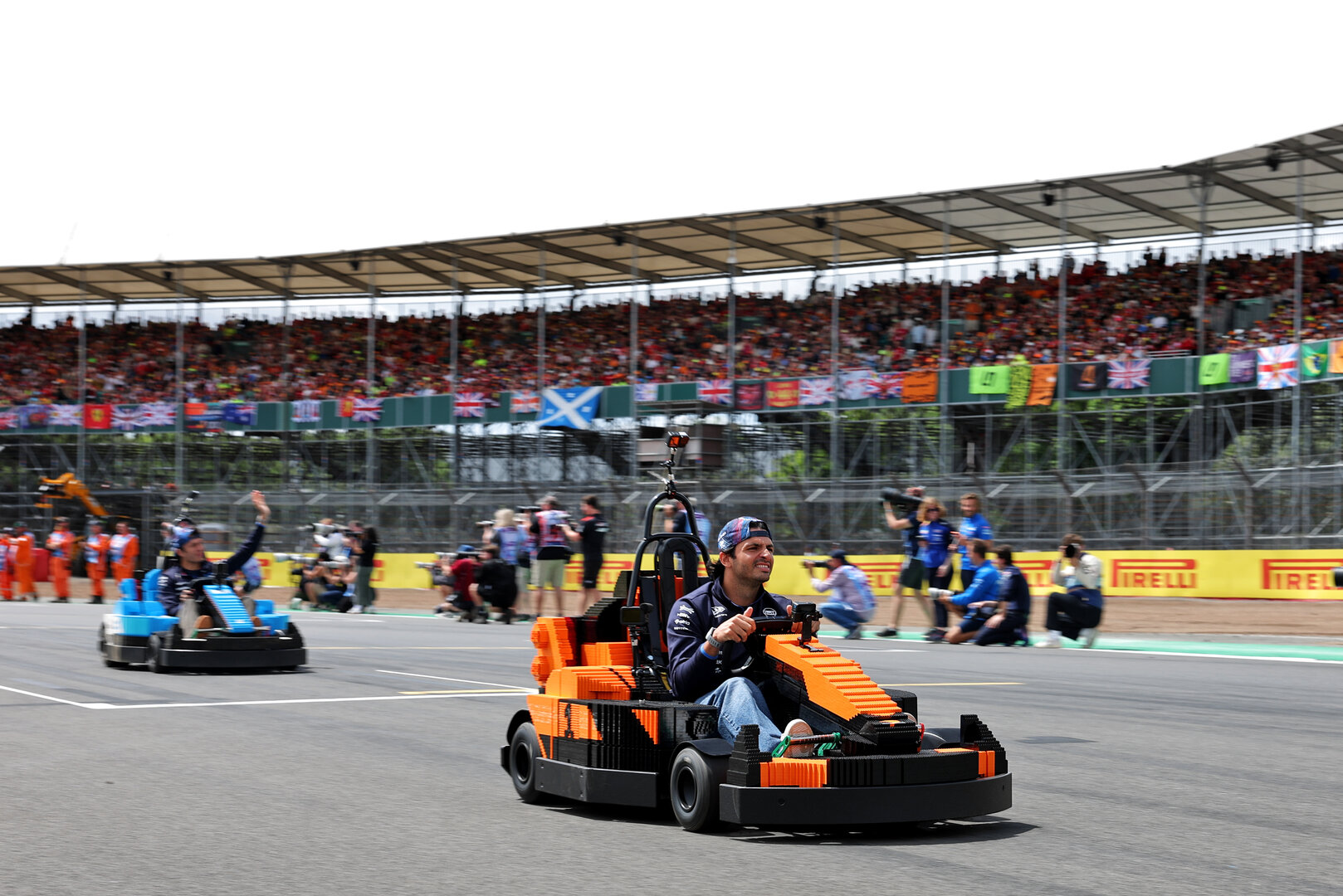 GP GRAN BRETAGNA, Carlos Sainz (ESP) Williams F1 Team in a Lego kart on the drivers' parade.
05.07.2026. Formula 1 World Championship, Rd 9, British Grand Prix, Silverstone, England, Gara Day.
- www.xpbimages.com, EMail: requests@xpbimages.com © Copyright: Bearne / XPB Images