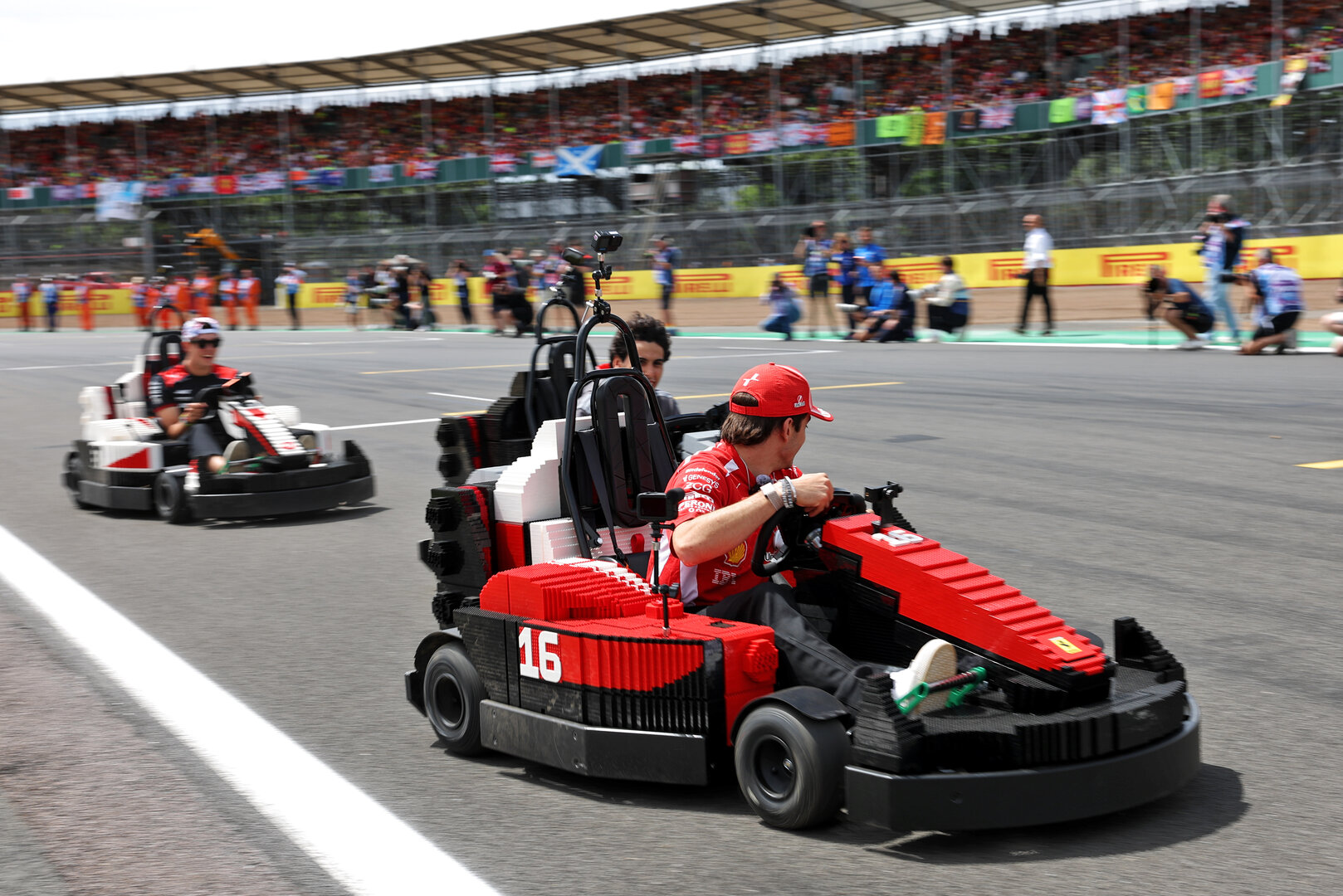 GP GRAN BRETAGNA, Charles Leclerc (MON) Ferrari e Gabriel Bortoleto (BRA) Audi F1 Team in Lego karts on the drivers' parade.
05.07.2026. Formula 1 World Championship, Rd 9, British Grand Prix, Silverstone, England, Gara Day.
- www.xpbimages.com, EMail: requests@xpbimages.com © Copyright: Bearne / XPB Images