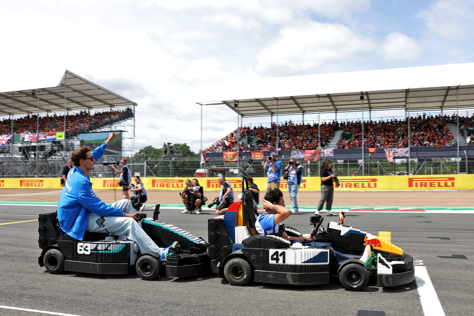 GP GRAN BRETAGNA, Arvid Lindblad (GBR) Racing Bulls Formula One Team e George Russell (GBR) Mercedes AMG Formula One Team in Lego karts on the drivers' parade.
05.07.2026. Formula 1 World Championship, Rd 9, British Grand Prix, Silverstone, England, Gara Day.
- www.xpbimages.com, EMail: requests@xpbimages.com © Copyright: Bearne / XPB Images