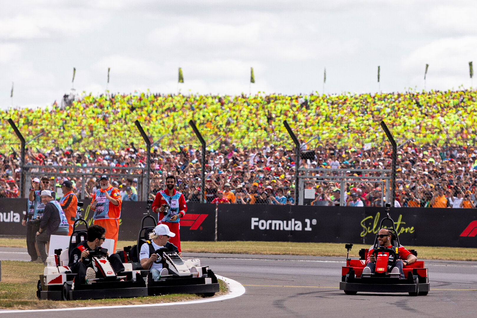 GP GRAN BRETAGNA, (L to R): Esteban Ocon (FRA) Haas F1 Team; Valtteri Bottas (FIN) Cadillac Formula 1 Team; e Lewis Hamilton (GBR) Ferrari in Lego karts on the drivers' parade..
05.07.2026. Formula 1 World Championship, Rd 9, British Grand Prix, Silverstone, England, Gara Day.
 - www.xpbimages.com, EMail: requests@xpbimages.com © Copyright: Denny / XPB Images