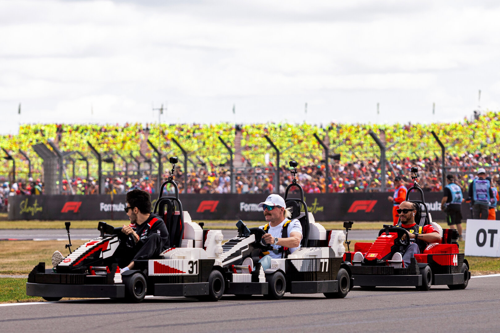 GP GRAN BRETAGNA, Esteban Ocon (FRA) Haas F1 Team; Valtteri Bottas (FIN) Cadillac Formula 1 Team; e Lewis Hamilton (GBR) Ferrari in Lego karts on the drivers' parade.
05.07.2026. Formula 1 World Championship, Rd 9, British Grand Prix, Silverstone, England, Gara Day.
 - www.xpbimages.com, EMail: requests@xpbimages.com © Copyright: Denny / XPB Images