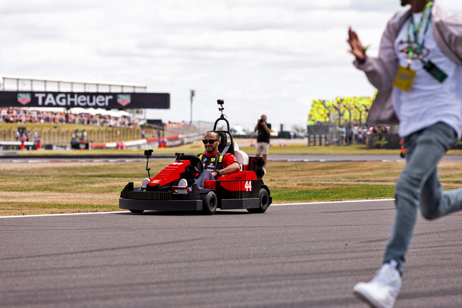 GP GRAN BRETAGNA, Lewis Hamilton (GBR) Ferrari in a Lego kart on the drivers' parade. chased by Mo Farah (GBR) Athlete.
05.07.2026. Formula 1 World Championship, Rd 9, British Grand Prix, Silverstone, England, Gara Day.
- www.xpbimages.com, EMail: requests@xpbimages.com © Copyright: Denny / XPB Images
