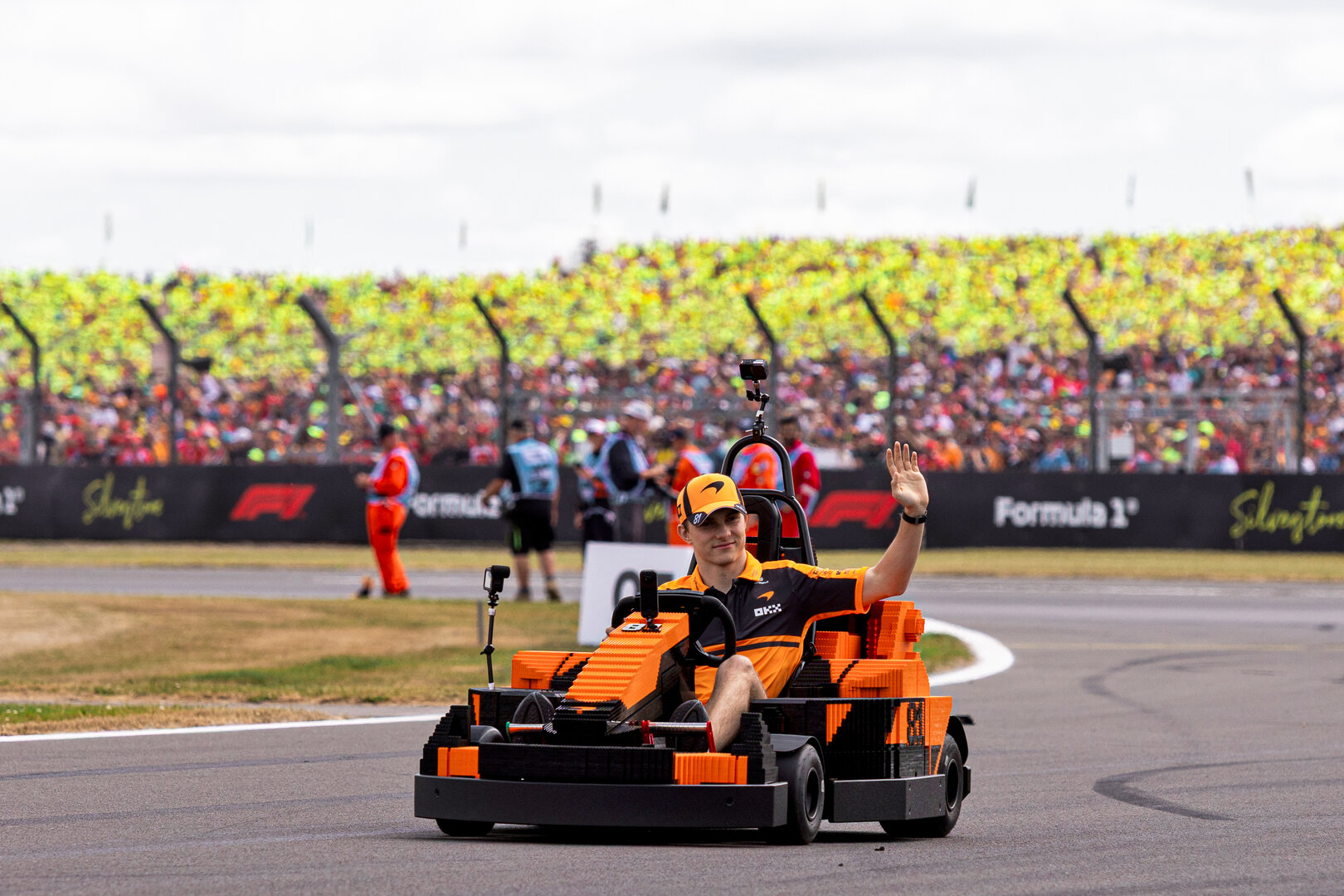GP GRAN BRETAGNA, Oscar Piastri (AUS) McLaren F1 Team in a Lego kart on the drivers' parade.
05.07.2026. Formula 1 World Championship, Rd 9, British Grand Prix, Silverstone, England, Gara Day.
 - www.xpbimages.com, EMail: requests@xpbimages.com © Copyright: Denny / XPB Images