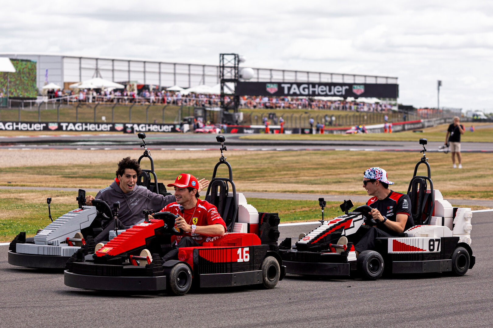 GP GRAN BRETAGNA, (L to R): Gabriel Bortoleto (BRA) Audi F1 Team with Charles Leclerc (MON) Ferrari e Oliver Bearman (GBR) Haas F1 Team in Lego karts on the drivers' parade.
05.07.2026. Formula 1 World Championship, Rd 9, British Grand Prix, Silverstone, England, Gara Day.
 - www.xpbimages.com, EMail: requests@xpbimages.com © Copyright: Denny / XPB Images