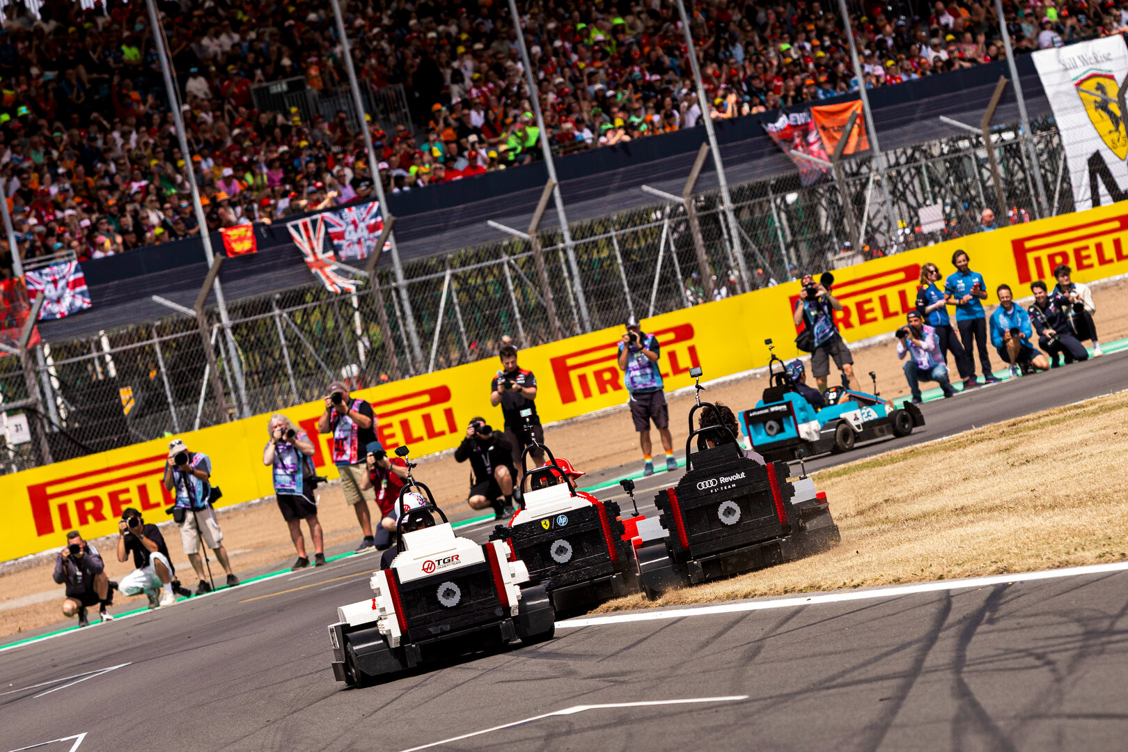 GP GRAN BRETAGNA, Gabriel Bortoleto (BRA) Audi F1 Team with Charles Leclerc (MON) Ferrari e Oliver Bearman (GBR) Haas F1 Team in Lego karts on the drivers' parade.
05.07.2026. Formula 1 World Championship, Rd 9, British Grand Prix, Silverstone, England, Gara Day.
 - www.xpbimages.com, EMail: requests@xpbimages.com © Copyright: Denny / XPB Images