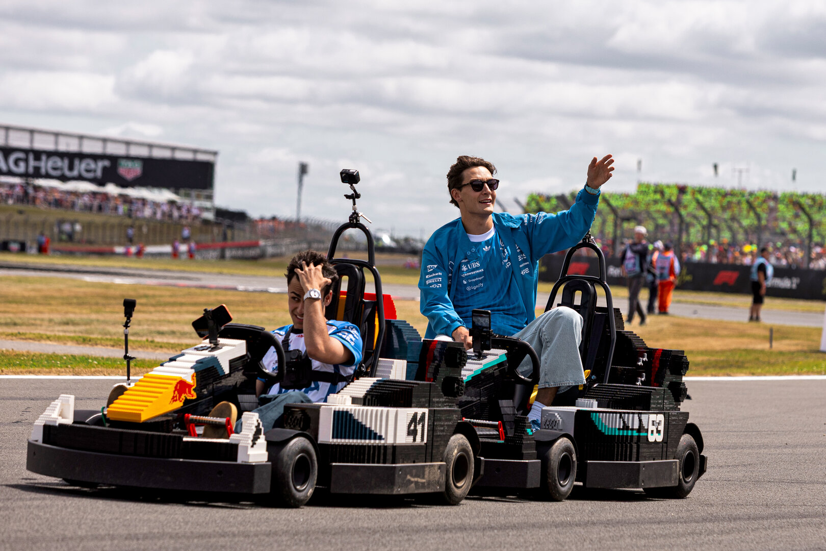 GP GRAN BRETAGNA, Arvid Lindblad (GBR) Racing Bulls Formula One Team with George Russell (GBR) Mercedes AMG Formula One Team in Lego karts on the drivers' parade.
05.07.2026. Formula 1 World Championship, Rd 9, British Grand Prix, Silverstone, England, Gara Day.
- www.xpbimages.com, EMail: requests@xpbimages.com © Copyright: Denny / XPB Images