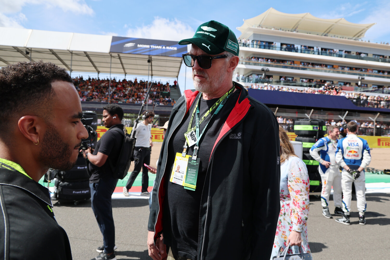 GP GRAN BRETAGNA, (L to R): Munya Chawawa (GBR) Comedian with Greg Davies (GBR) Actor on the grid.
05.07.2026. Formula 1 World Championship, Rd 9, British Grand Prix, Silverstone, England, Gara Day.
- www.xpbimages.com, EMail: requests@xpbimages.com © Copyright: Batchelor / XPB Images
