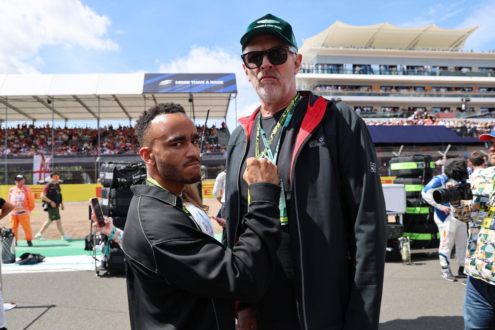 GP GRAN BRETAGNA, (L to R): Munya Chawawa (GBR) Comedian with Greg Davies (GBR) Actor on the grid.
05.07.2026. Formula 1 World Championship, Rd 9, British Grand Prix, Silverstone, England, Gara Day.
- www.xpbimages.com, EMail: requests@xpbimages.com © Copyright: Batchelor / XPB Images