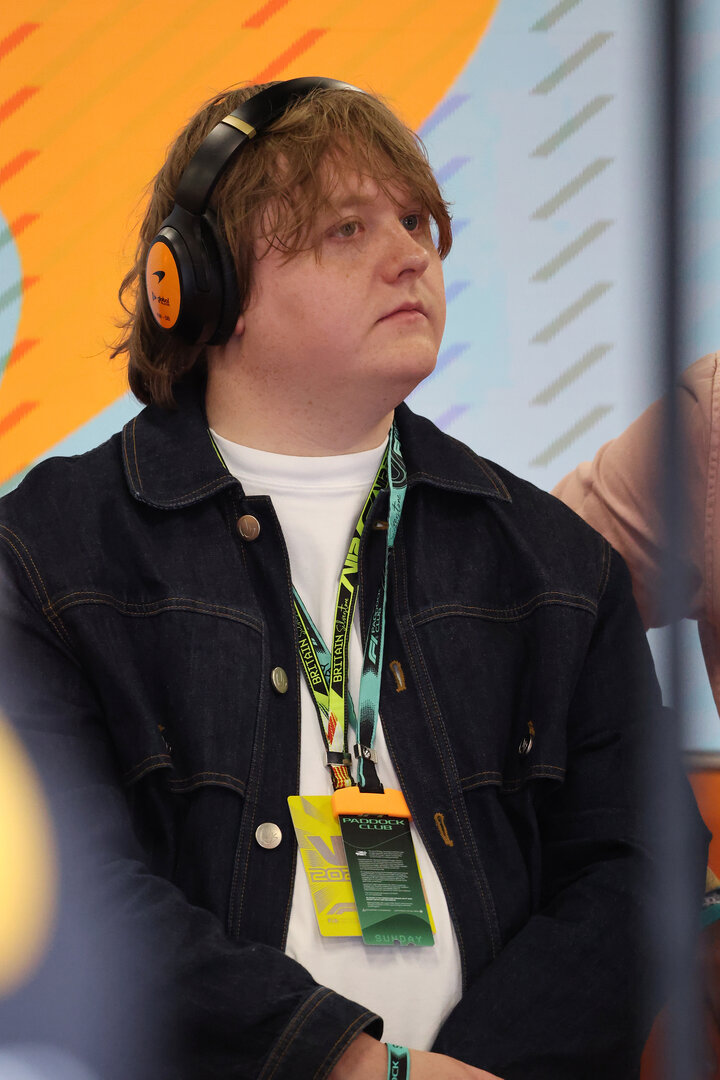 GP GRAN BRETAGNA, Lewis Capaldi (GBR) Musician.
05.07.2026. Formula 1 World Championship, Rd 9, British Grand Prix, Silverstone, England, Gara Day.
- www.xpbimages.com, EMail: requests@xpbimages.com © Copyright: Batchelor / XPB Images