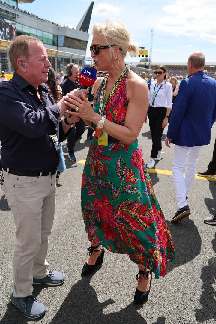GP GRAN BRETAGNA, (L to R): Martin Brundle (GBR) Sky Sports F1 Commentator with Hannah Waddingham (GBR) Actress e Singer on the grid.
05.07.2026. Formula 1 World Championship, Rd 9, British Grand Prix, Silverstone, England, Gara Day.
- www.xpbimages.com, EMail: requests@xpbimages.com © Copyright: Batchelor / XPB Images