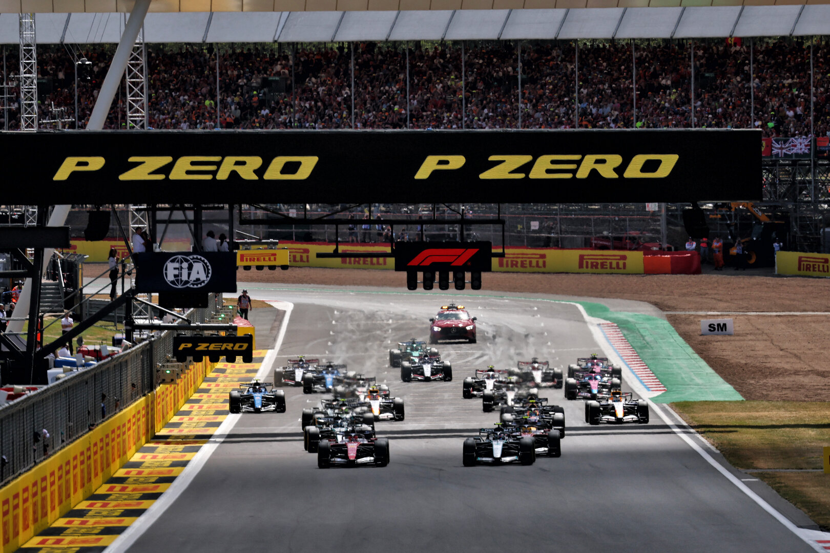 GP GRAN BRETAGNA, Andrea Kimi Antonelli (ITA) Mercedes AMG Formula One Team W17 is passed by Charles Leclerc (MON) Ferrari SF-26 at the partenza of the race.
05.07.2026. Formula 1 World Championship, Rd 9, British Grand Prix, Silverstone, England, Gara Day.
- www.xpbimages.com, EMail: requests@xpbimages.com © Copyright: Bearne / XPB Images