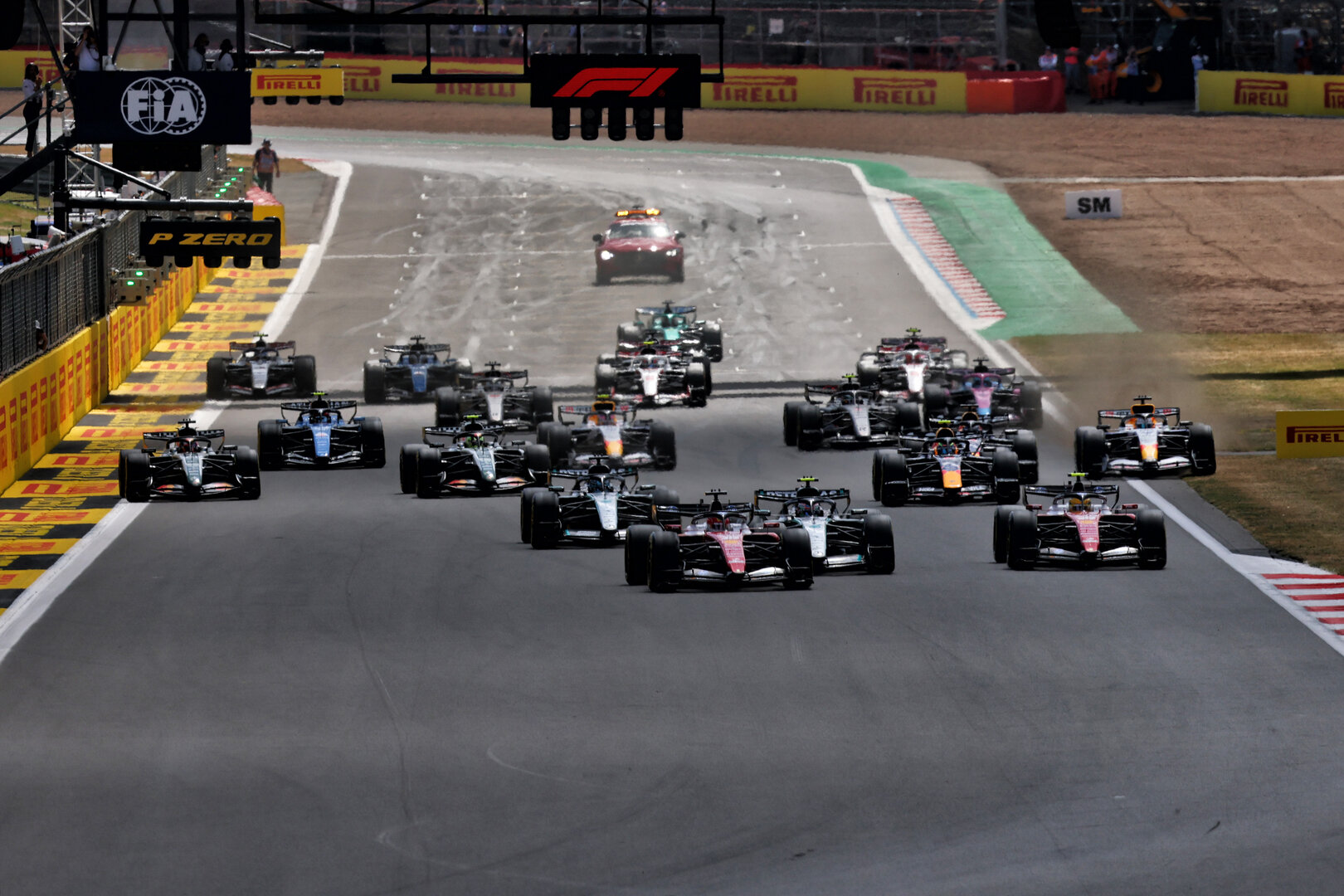 GP GRAN BRETAGNA, Andrea Kimi Antonelli (ITA) Mercedes AMG Formula One Team W17 is passed by Charles Leclerc (MON) Ferrari SF-26 at the partenza of the race.
05.07.2026. Formula 1 World Championship, Rd 9, British Grand Prix, Silverstone, England, Gara Day.
- www.xpbimages.com, EMail: requests@xpbimages.com © Copyright: Bearne / XPB Images