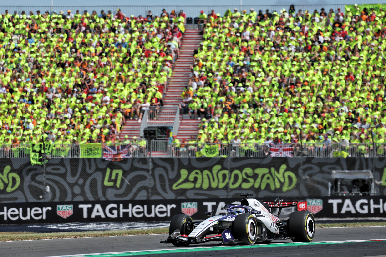 GP GRAN BRETAGNA, Sergio Perez (MEX) Cadillac Formula 1 Team MAC-26.
05.07.2026. Formula 1 World Championship, Rd 9, British Grand Prix, Silverstone, England, Gara Day.
- www.xpbimages.com, EMail: requests@xpbimages.com © Copyright: Bearne / XPB Images