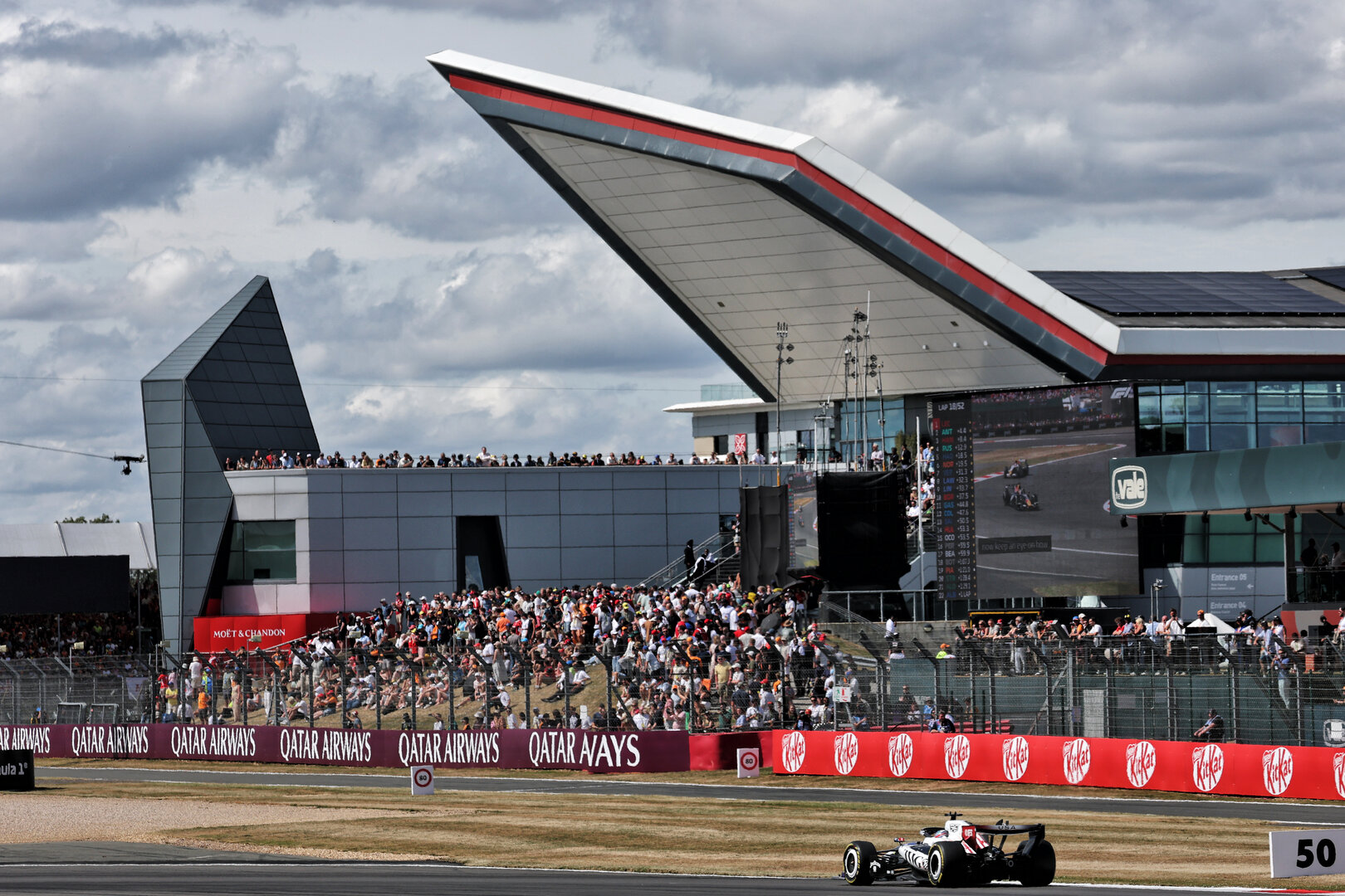 GP GRAN BRETAGNA, Sergio Perez (MEX) Cadillac Formula 1 Team MAC-26.
05.07.2026. Formula 1 World Championship, Rd 9, British Grand Prix, Silverstone, England, Gara Day.
- www.xpbimages.com, EMail: requests@xpbimages.com © Copyright: Bearne / XPB Images