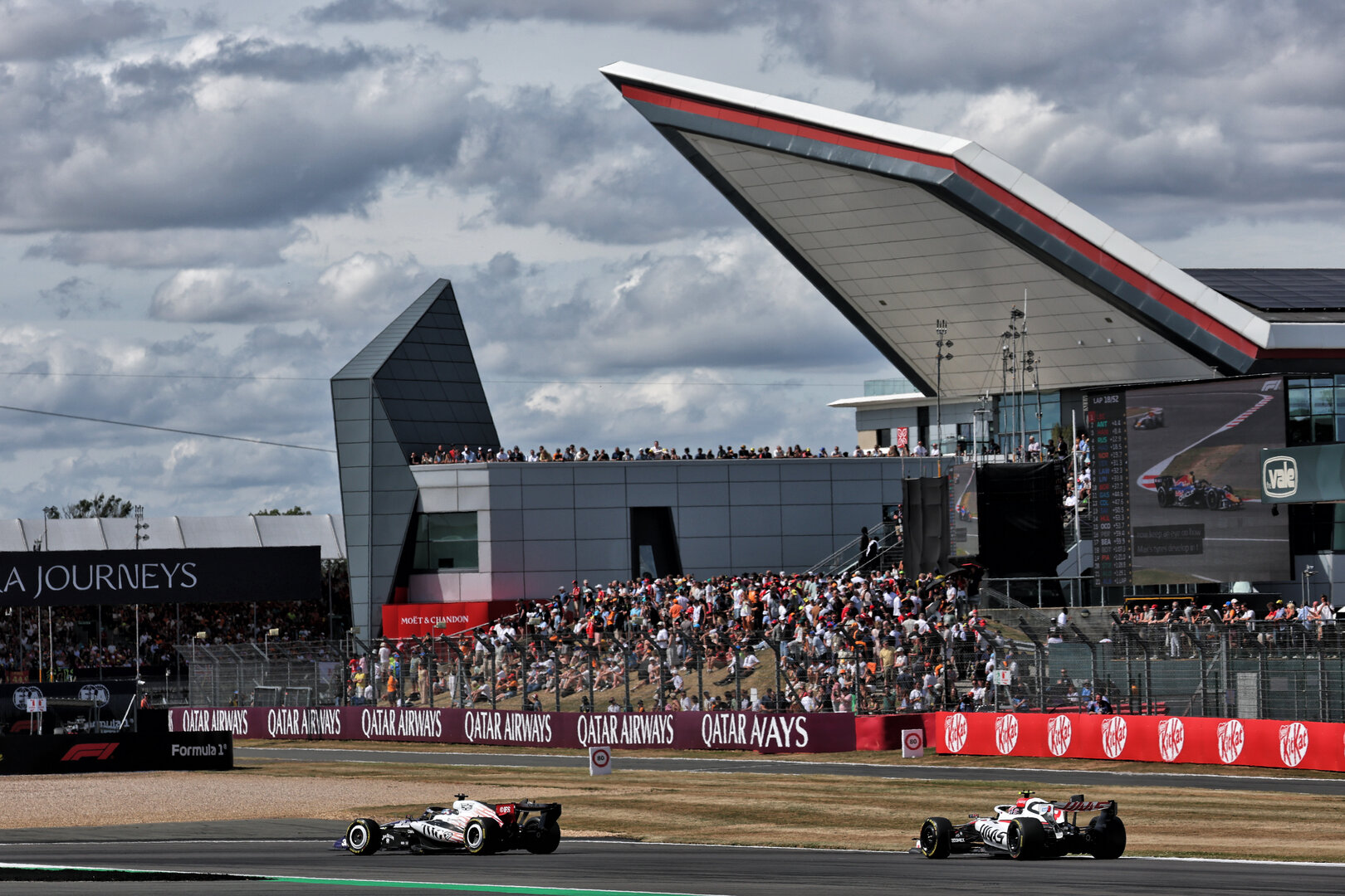 GP GRAN BRETAGNA, Sergio Perez (MEX) Cadillac Formula 1 Team MAC-26 davanti a Oliver Bearman (GBR) Haas F1 Team VF-26.
05.07.2026. Formula 1 World Championship, Rd 9, British Grand Prix, Silverstone, England, Gara Day.
- www.xpbimages.com, EMail: requests@xpbimages.com © Copyright: Bearne / XPB Images