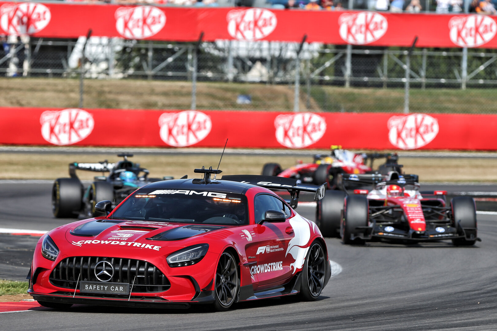 GP GRAN BRETAGNA, Charles Leclerc (MON) Ferrari SF-26 davanti a behind the Mercedes FIA Safety Car.
05.07.2026. Formula 1 World Championship, Rd 9, British Grand Prix, Silverstone, England, Gara Day.
- www.xpbimages.com, EMail: requests@xpbimages.com © Copyright: Dunbar / XPB Images