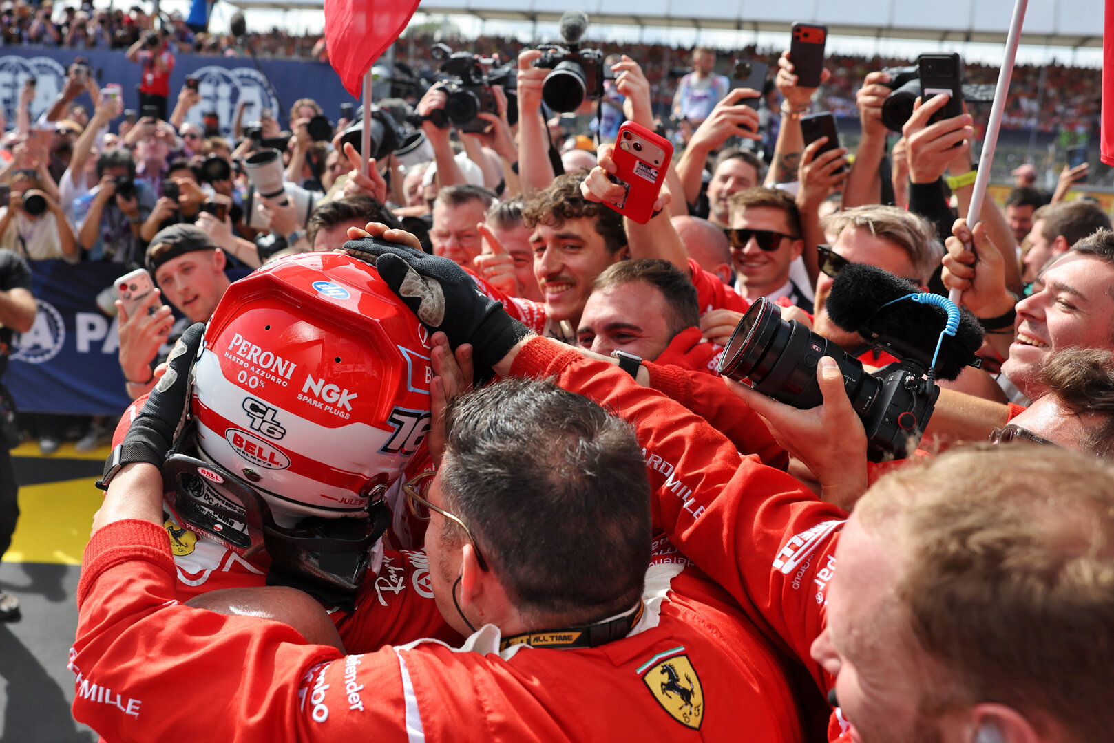 GP GRAN BRETAGNA, Gara winner Charles Leclerc (MON) Ferrari celebrates in parc ferme.
05.07.2026. Formula 1 World Championship, Rd 9, British Grand Prix, Silverstone, England, Gara Day.
- www.xpbimages.com, EMail: requests@xpbimages.com © Copyright: Bearne / XPB Images