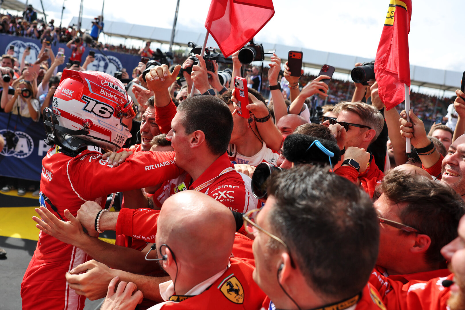 GP GRAN BRETAGNA, Gara winner Charles Leclerc (MON) Ferrari celebrates in parc ferme.
05.07.2026. Formula 1 World Championship, Rd 9, British Grand Prix, Silverstone, England, Gara Day.
- www.xpbimages.com, EMail: requests@xpbimages.com © Copyright: Bearne / XPB Images