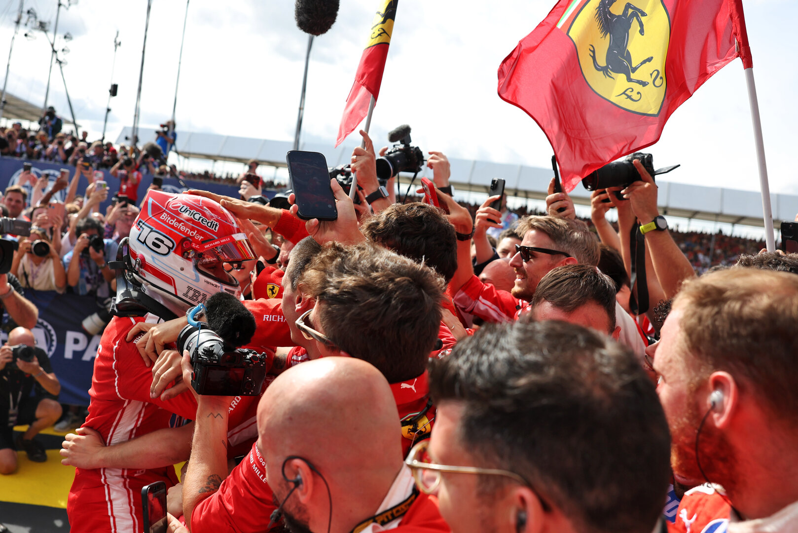GP GRAN BRETAGNA, Gara winner Charles Leclerc (MON) Ferrari celebrates in parc ferme.
05.07.2026. Formula 1 World Championship, Rd 9, British Grand Prix, Silverstone, England, Gara Day.
- www.xpbimages.com, EMail: requests@xpbimages.com © Copyright: Bearne / XPB Images