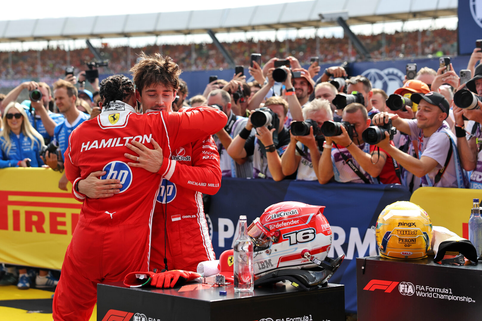 GP GRAN BRETAGNA, Gara winner Charles Leclerc (MON) Ferrari celebrates in parc ferme with third placed team mate Lewis Hamilton (GBR) Ferrari.
05.07.2026. Formula 1 World Championship, Rd 9, British Grand Prix, Silverstone, England, Gara Day.
- www.xpbimages.com, EMail: requests@xpbimages.com © Copyright: Bearne / XPB Images