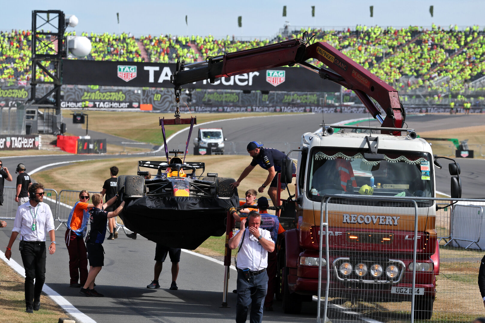 GP GRAN BRETAGNA, The Red Bull Racing RB22 of race retiree Max Verstappen (NLD) is recovered back to the pits on the back of a truck.
05.07.2026. Formula 1 World Championship, Rd 9, British Grand Prix, Silverstone, England, Gara Day.
- www.xpbimages.com, EMail: requests@xpbimages.com © Copyright: Moy / XPB Images