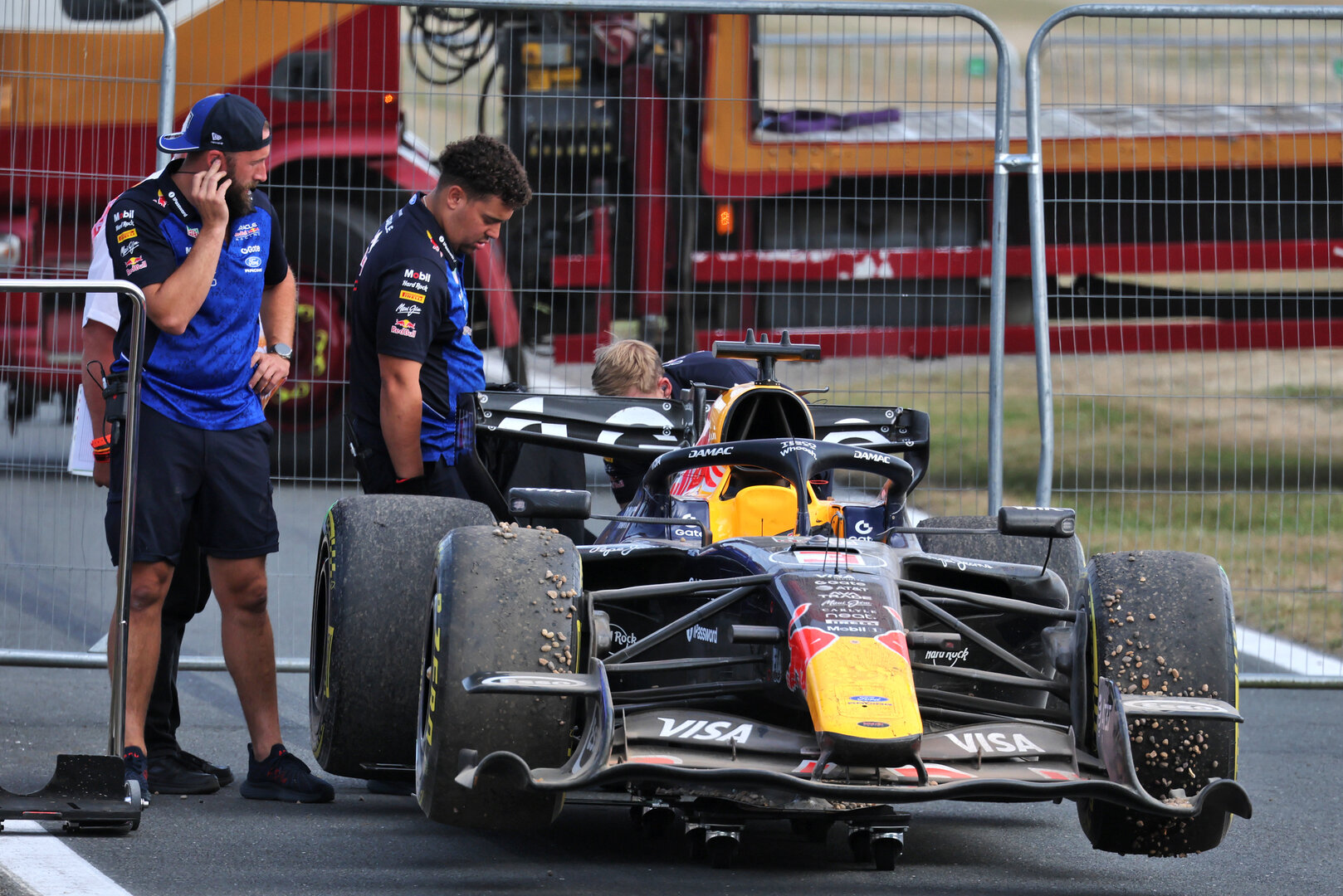 GP GRAN BRETAGNA, The Red Bull Racing RB22 of race retiree Max Verstappen (NLD) is recovered back to the pits.
05.07.2026. Formula 1 World Championship, Rd 9, British Grand Prix, Silverstone, England, Gara Day.
- www.xpbimages.com, EMail: requests@xpbimages.com © Copyright: Moy / XPB Images