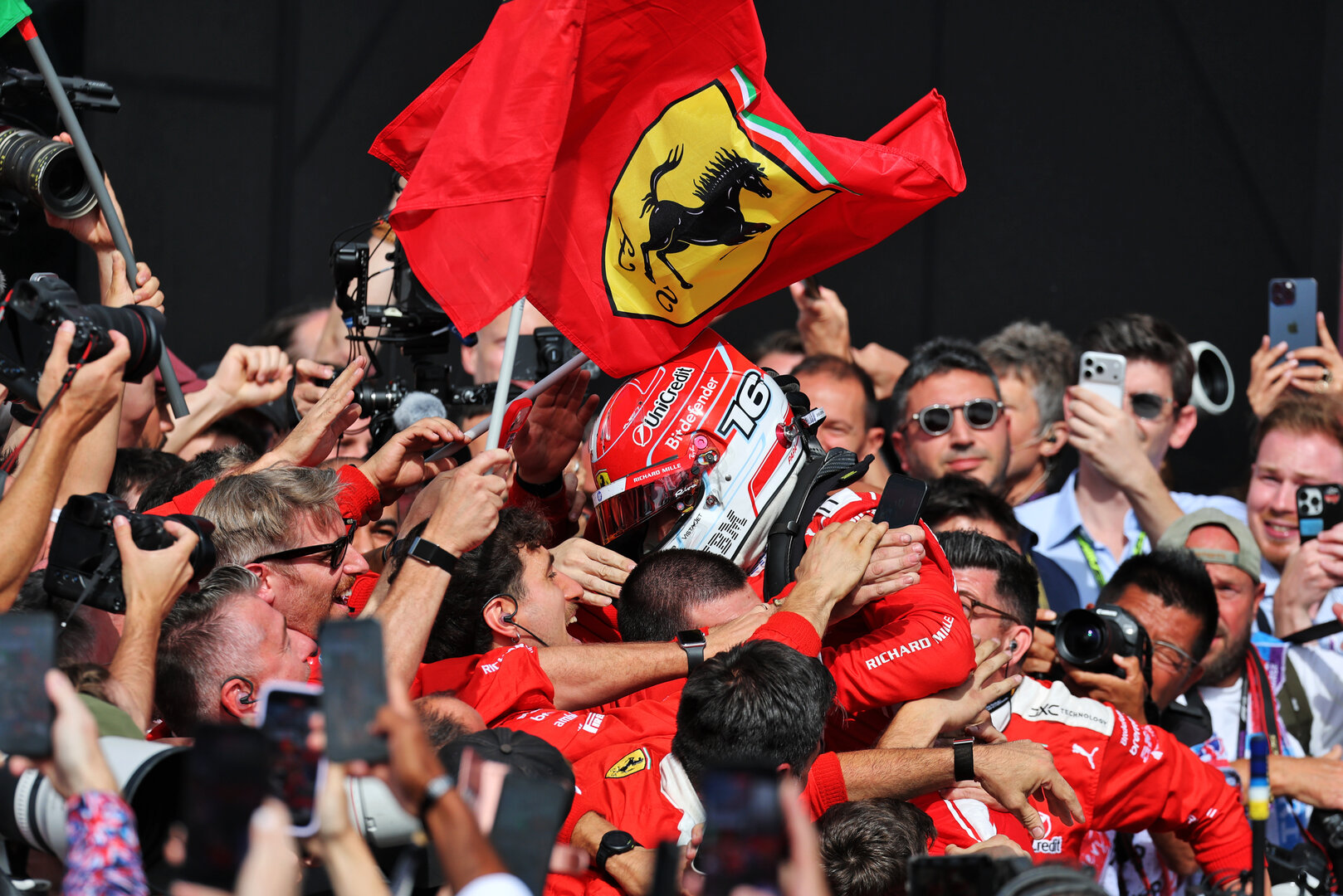 GP GRAN BRETAGNA, Gara winner Charles Leclerc (MON) Ferrari celebrates in parc ferme.
05.07.2026. Formula 1 World Championship, Rd 9, British Grand Prix, Silverstone, England, Gara Day.
- www.xpbimages.com, EMail: requests@xpbimages.com © Copyright: Moy / XPB Images