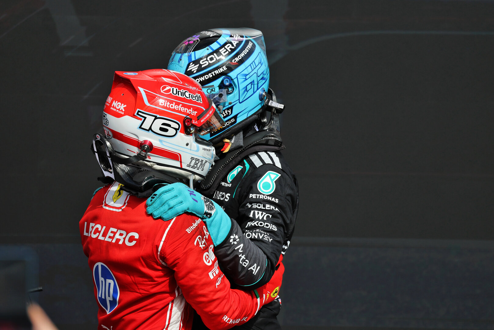GP GRAN BRETAGNA, (L to R): Gara winner Charles Leclerc (MON) Ferrari celebrates in parc ferme with George Russell (GBR) Mercedes AMG Formula One Team.
05.07.2026. Formula 1 World Championship, Rd 9, British Grand Prix, Silverstone, England, Gara Day.
- www.xpbimages.com, EMail: requests@xpbimages.com © Copyright: Moy / XPB Images