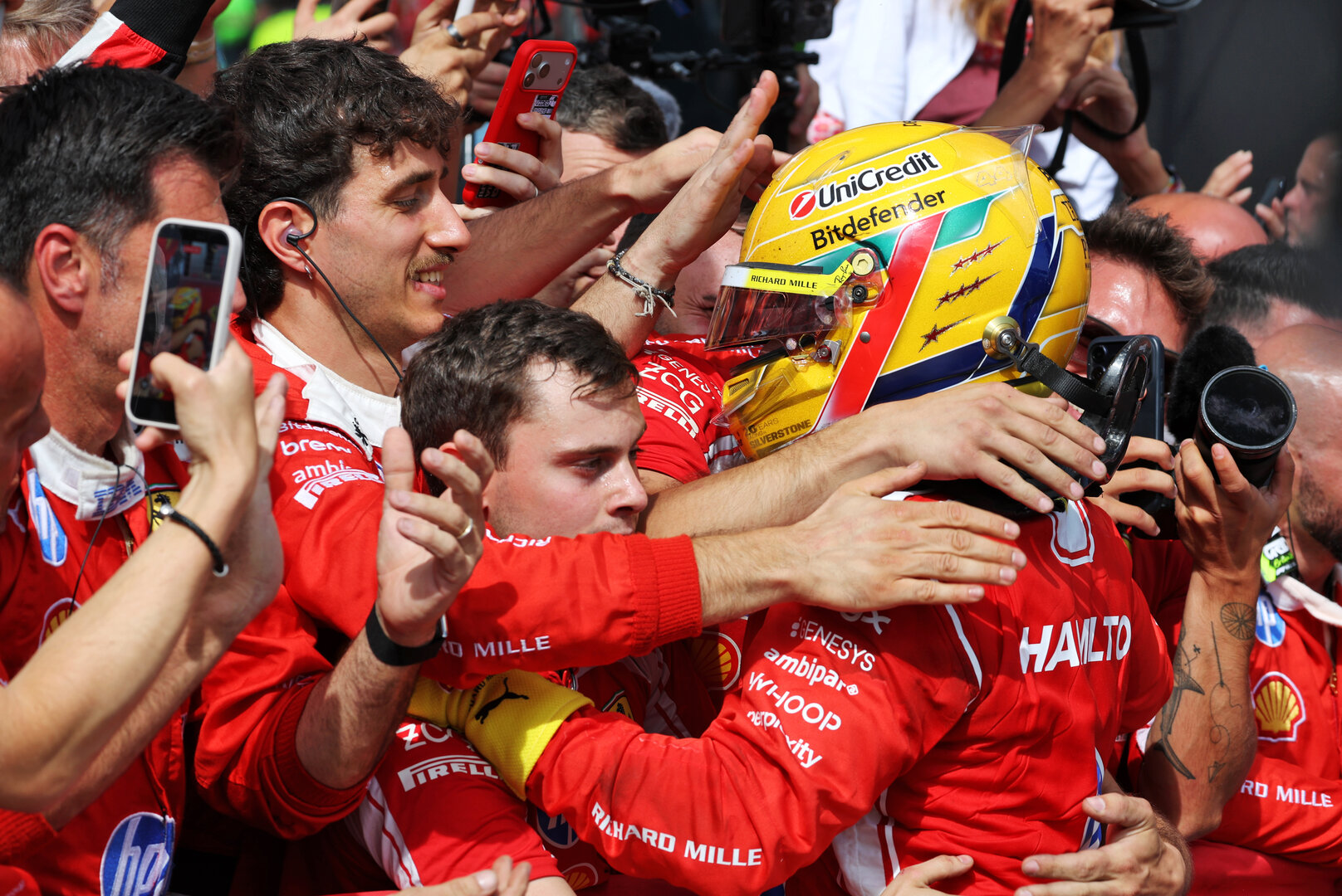 GP GRAN BRETAGNA, Lewis Hamilton (GBR) Ferrari celebrates his third position in parc ferme with the team.
05.07.2026. Formula 1 World Championship, Rd 9, British Grand Prix, Silverstone, England, Gara Day.
- www.xpbimages.com, EMail: requests@xpbimages.com © Copyright: Dunbar / XPB Images