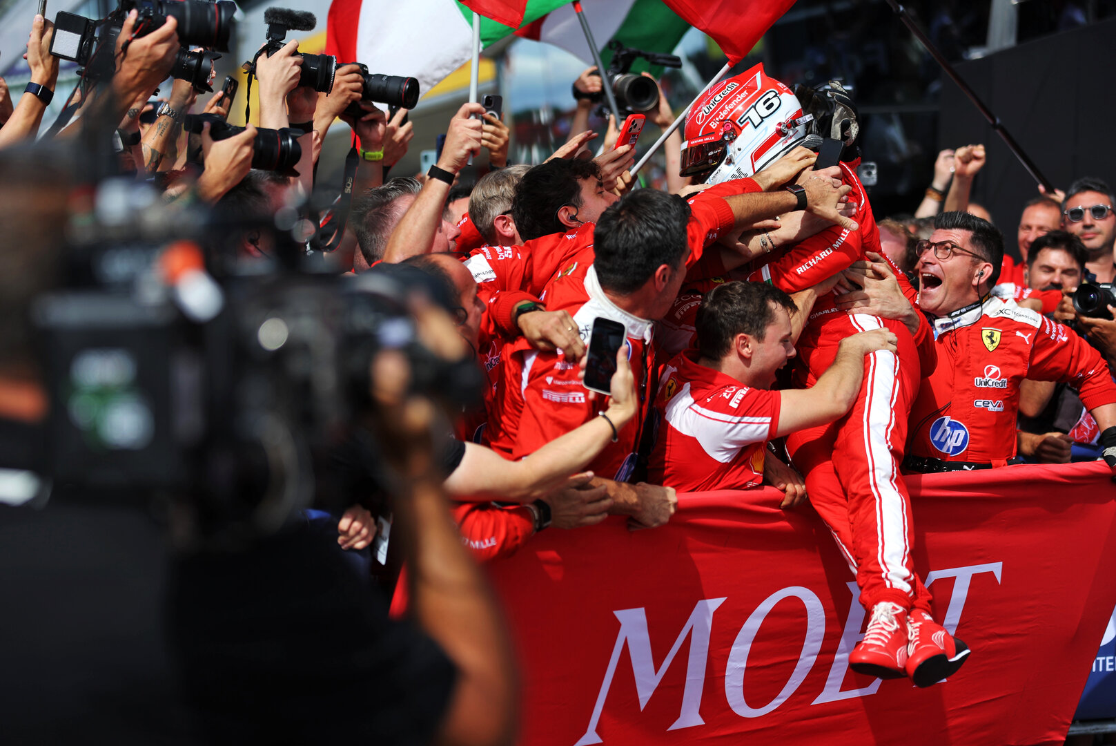 GP GRAN BRETAGNA, Gara winner Charles Leclerc (MON) Ferrari celebrates in parc ferme.
05.07.2026. Formula 1 World Championship, Rd 9, British Grand Prix, Silverstone, England, Gara Day.
- www.xpbimages.com, EMail: requests@xpbimages.com © Copyright: Dunbar / XPB Images