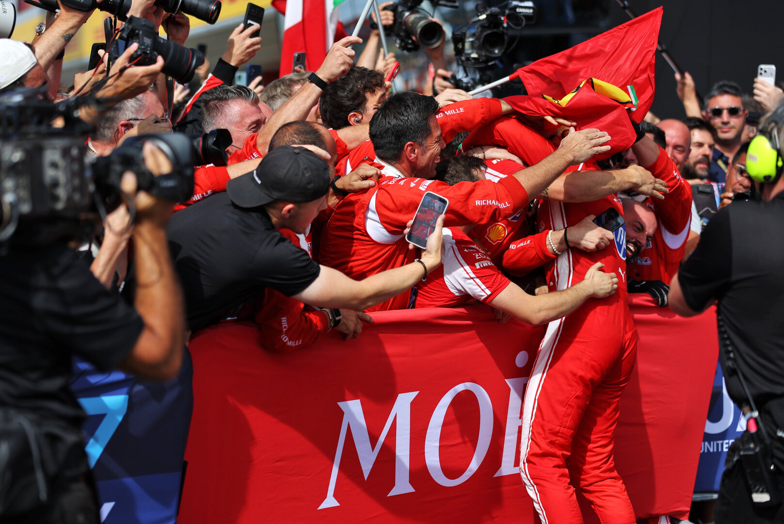 GP GRAN BRETAGNA, Gara winner Charles Leclerc (MON) Ferrari celebrates in parc ferme.
05.07.2026. Formula 1 World Championship, Rd 9, British Grand Prix, Silverstone, England, Gara Day.
- www.xpbimages.com, EMail: requests@xpbimages.com © Copyright: Dunbar / XPB Images