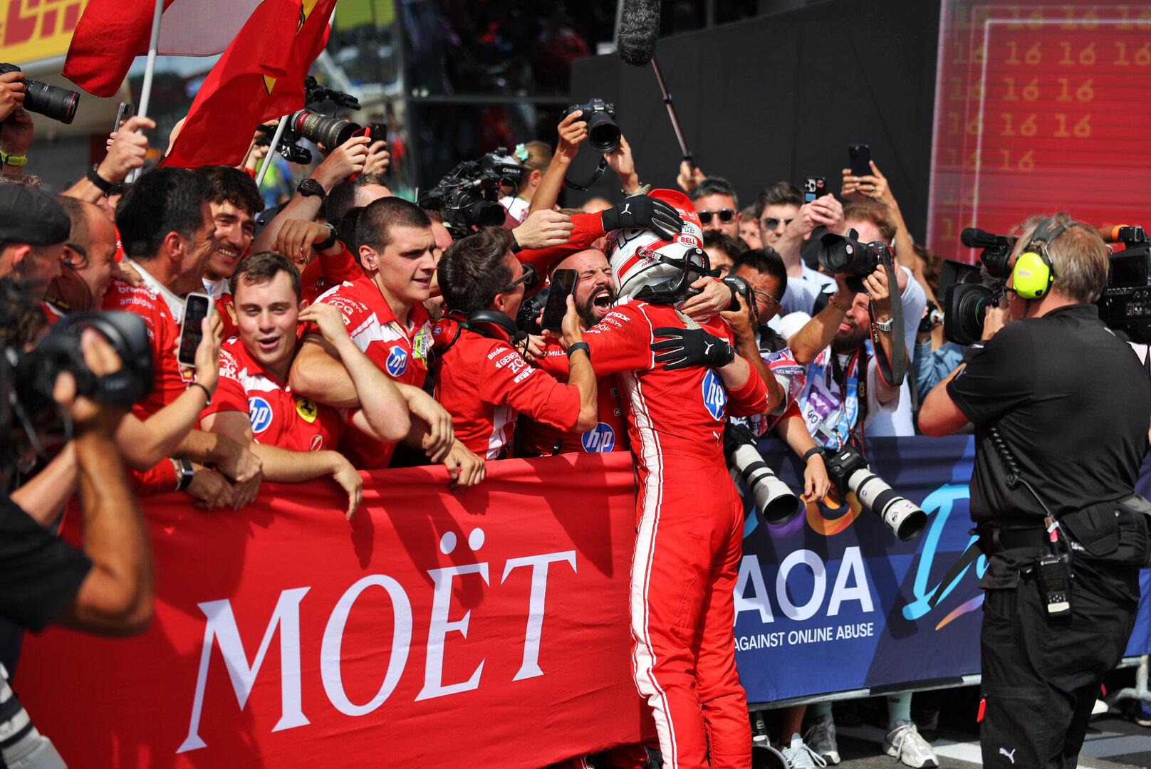 GP GRAN BRETAGNA, Gara winner Charles Leclerc (MON) Ferrari celebrates in parc ferme.
05.07.2026. Formula 1 World Championship, Rd 9, British Grand Prix, Silverstone, England, Gara Day.
- www.xpbimages.com, EMail: requests@xpbimages.com © Copyright: Dunbar / XPB Images