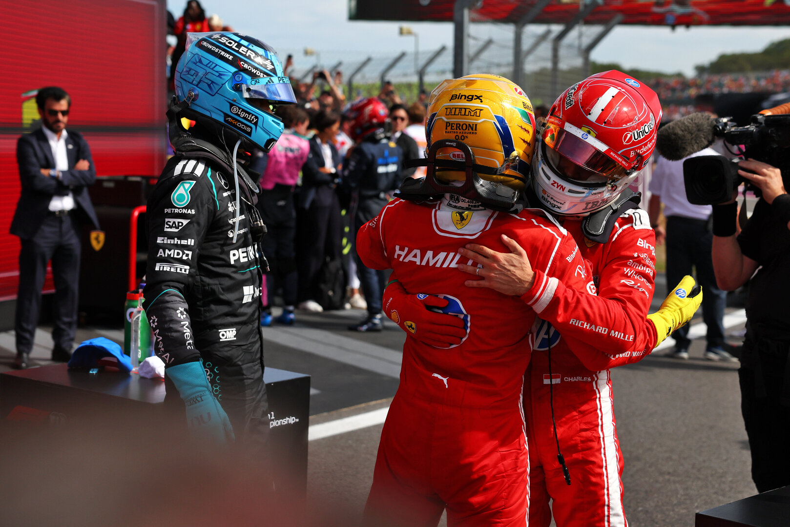 GP GRAN BRETAGNA, (L to R): Lewis Hamilton (GBR) Ferrari celebrates with team mate e vincitore Charles Leclerc (MON) Ferrari in parc ferme.
05.07.2026. Formula 1 World Championship, Rd 9, British Grand Prix, Silverstone, England, Gara Day.
 - www.xpbimages.com, EMail: requests@xpbimages.com © Copyright: Patching / XPB Images