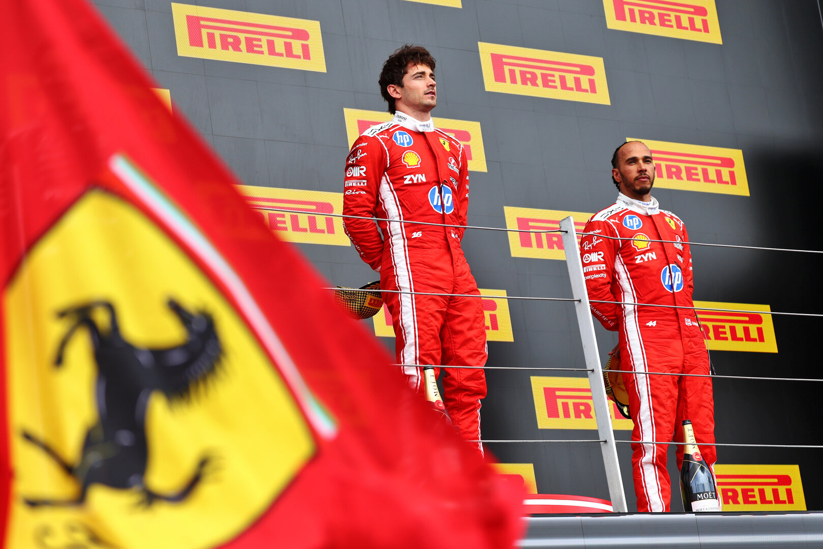 GP GRAN BRETAGNA, (L to R): Gara winner Charles Leclerc (MON) Ferrari on the podium with third placed team mate Lewis Hamilton (GBR) Ferrari.
05.07.2026. Formula 1 World Championship, Rd 9, British Grand Prix, Silverstone, England, Gara Day.
- www.xpbimages.com, EMail: requests@xpbimages.com © Copyright: Patching / XPB Images