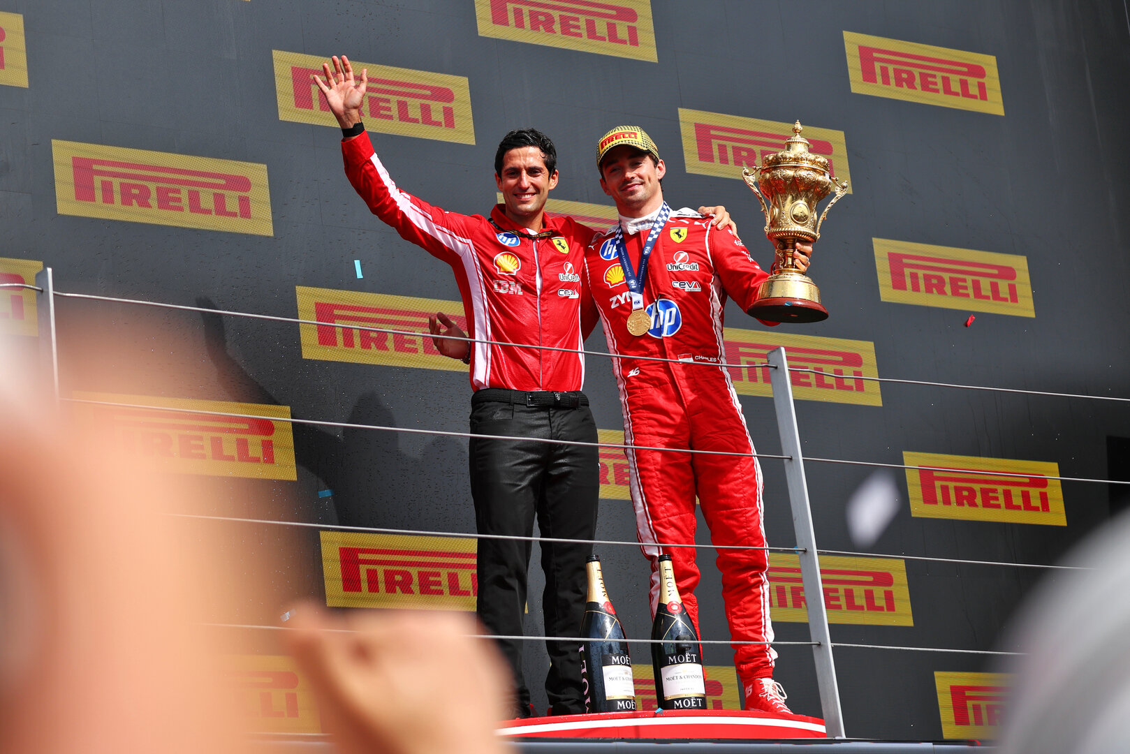 GP GRAN BRETAGNA, Gara winner Charles Leclerc (MON) Ferrari celebrates on the podium with Bryan Bozzi (ITA) Ferrari Gara Engineer.
05.07.2026. Formula 1 World Championship, Rd 9, British Grand Prix, Silverstone, England, Gara Day.
 - www.xpbimages.com, EMail: requests@xpbimages.com © Copyright: Patching / XPB Images