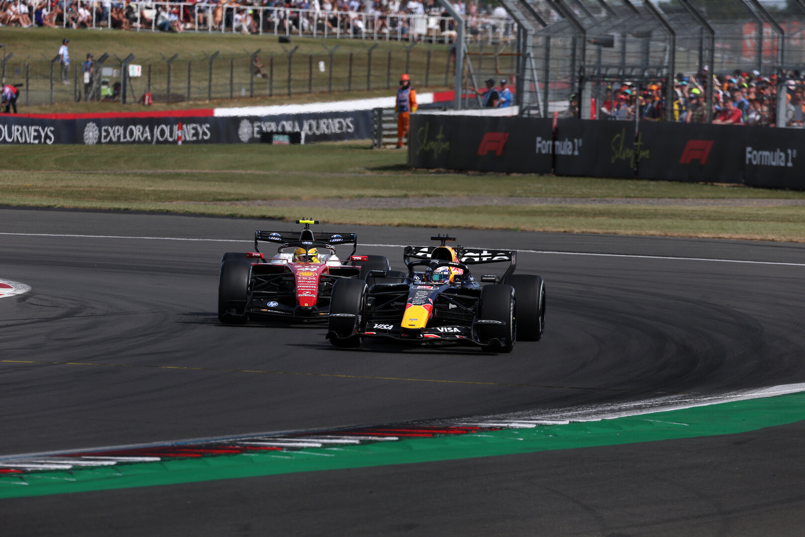 GP GRAN BRETAGNA, Max Verstappen (NLD) Red Bull Racing RB22 e Lewis Hamilton (GBR) Ferrari SF-26.
05.07.2026. Formula 1 World Championship, Rd 9, British Grand Prix, Silverstone, England, Gara Day.
- www.xpbimages.com, EMail: requests@xpbimages.com © Copyright: Moy / XPB Images