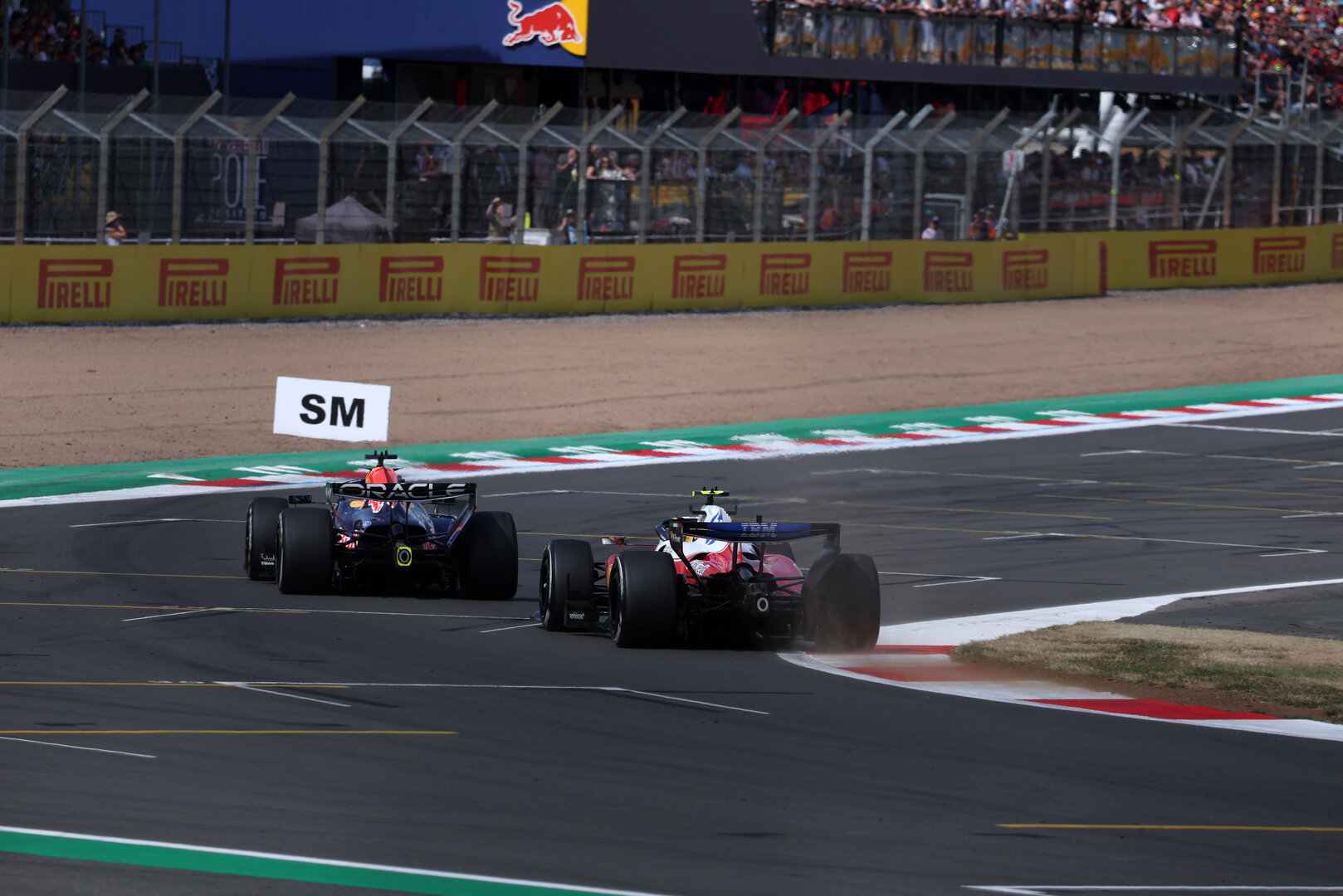 GP GRAN BRETAGNA, Max Verstappen (NLD) Red Bull Racing RB22 e Lewis Hamilton (GBR) Ferrari SF-26.
05.07.2026. Formula 1 World Championship, Rd 9, British Grand Prix, Silverstone, England, Gara Day.
- www.xpbimages.com, EMail: requests@xpbimages.com © Copyright: Moy / XPB Images