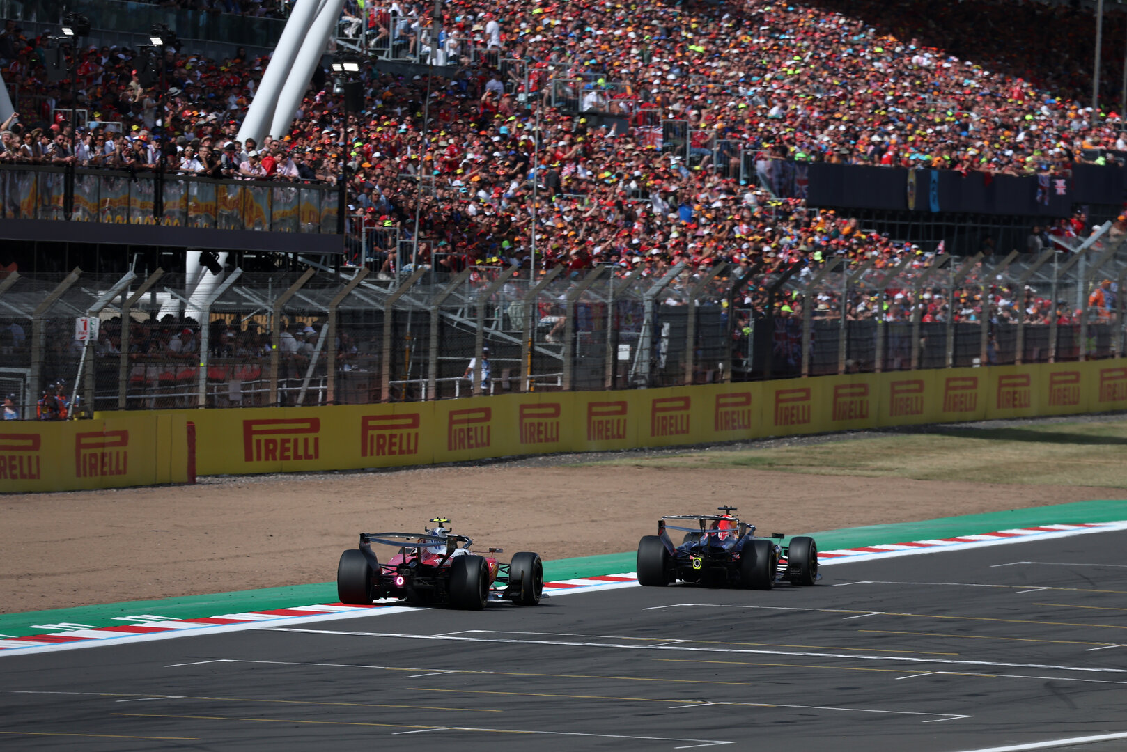 GP GRAN BRETAGNA, Max Verstappen (NLD) Red Bull Racing RB22 e Lewis Hamilton (GBR) Ferrari SF-26.
05.07.2026. Formula 1 World Championship, Rd 9, British Grand Prix, Silverstone, England, Gara Day.
- www.xpbimages.com, EMail: requests@xpbimages.com © Copyright: Moy / XPB Images