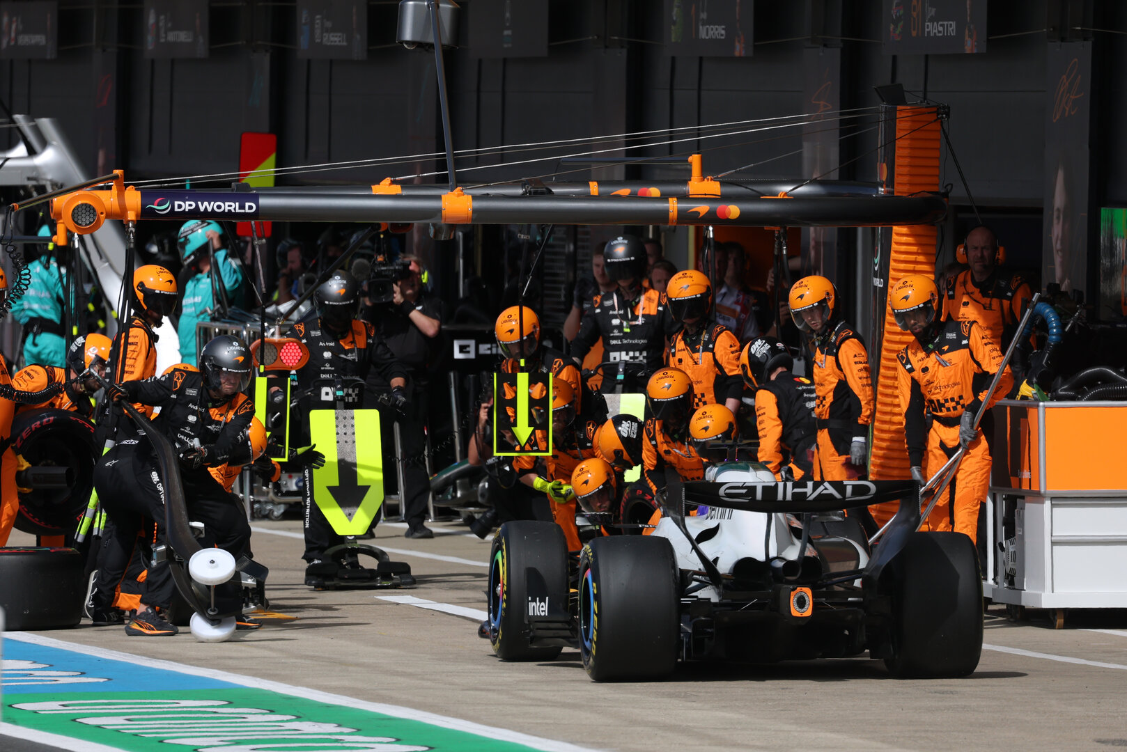 GP GRAN BRETAGNA, Oscar Piastri (AUS) McLaren F1 Team MCL40 makes a pit stop.
05.07.2026. Formula 1 World Championship, Rd 9, British Grand Prix, Silverstone, England, Gara Day.
- www.xpbimages.com, EMail: requests@xpbimages.com © Copyright: Moy / XPB Images
