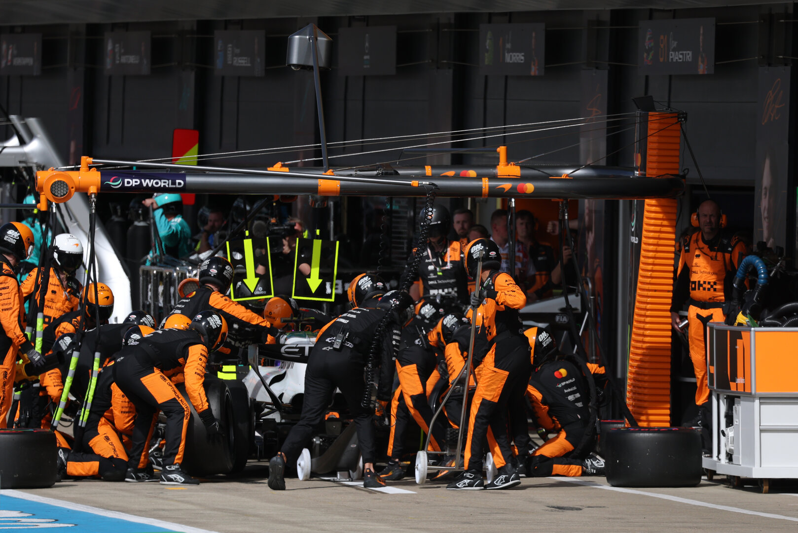 GP GRAN BRETAGNA, Oscar Piastri (AUS) McLaren F1 Team MCL40 makes a pit stop.
05.07.2026. Formula 1 World Championship, Rd 9, British Grand Prix, Silverstone, England, Gara Day.
- www.xpbimages.com, EMail: requests@xpbimages.com © Copyright: Moy / XPB Images