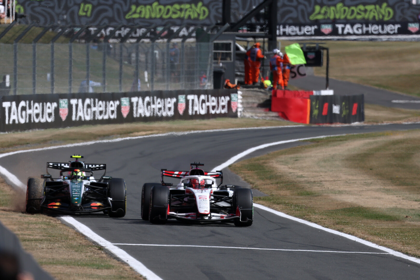 GP GRAN BRETAGNA, Lando Norris (GBR) McLaren F1 Team MCL40 e Esteban Ocon (FRA) Haas F1 Team VF-26 in the pit lane.
05.07.2026. Formula 1 World Championship, Rd 9, British Grand Prix, Silverstone, England, Gara Day.
- www.xpbimages.com, EMail: requests@xpbimages.com © Copyright: Moy / XPB Images