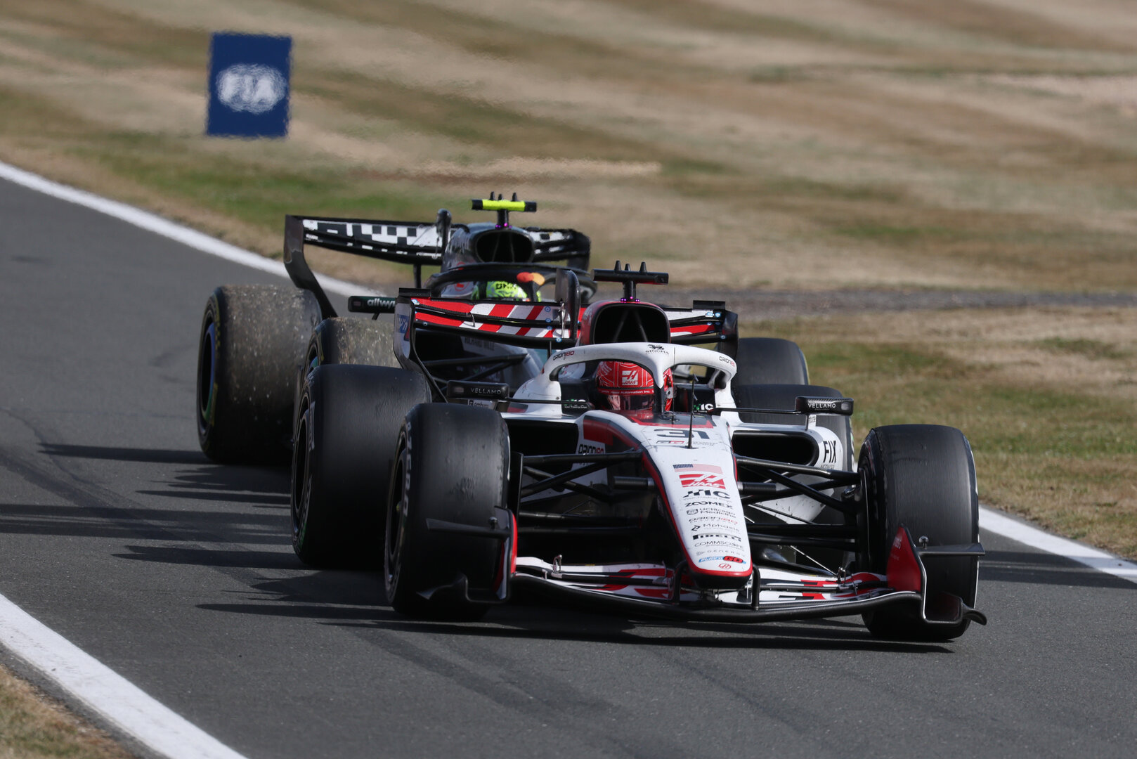 GP GRAN BRETAGNA, Lando Norris (GBR) McLaren F1 Team MCL40 e Esteban Ocon (FRA) Haas F1 Team VF-26 in the pit lane.
05.07.2026. Formula 1 World Championship, Rd 9, British Grand Prix, Silverstone, England, Gara Day.
- www.xpbimages.com, EMail: requests@xpbimages.com © Copyright: Moy / XPB Images