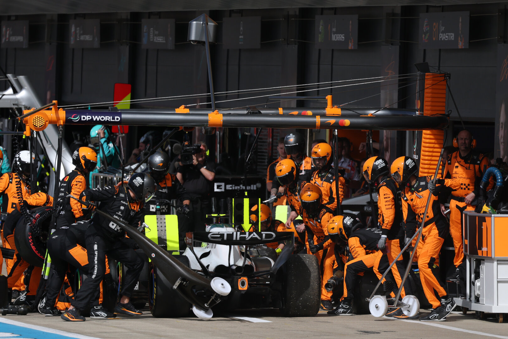 GP GRAN BRETAGNA, Lando Norris (GBR) McLaren F1 Team MCL40 makes a pit stop.
05.07.2026. Formula 1 World Championship, Rd 9, British Grand Prix, Silverstone, England, Gara Day.
- www.xpbimages.com, EMail: requests@xpbimages.com © Copyright: Moy / XPB Images
