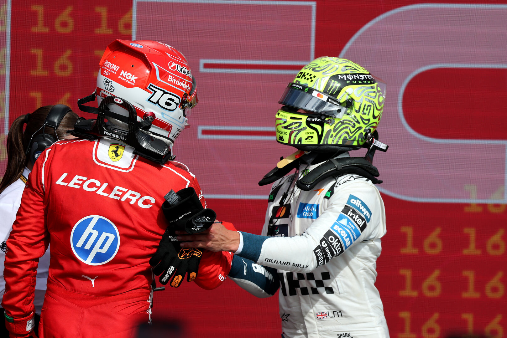 GP GRAN BRETAGNA, (L to R): Gara winner Charles Leclerc (MON) Ferrari celebrates with Lando Norris (GBR) McLaren F1 Team in parc ferme.
05.07.2026. Formula 1 World Championship, Rd 9, British Grand Prix, Silverstone, England, Gara Day.
- www.xpbimages.com, EMail: requests@xpbimages.com © Copyright: Moy / XPB Images