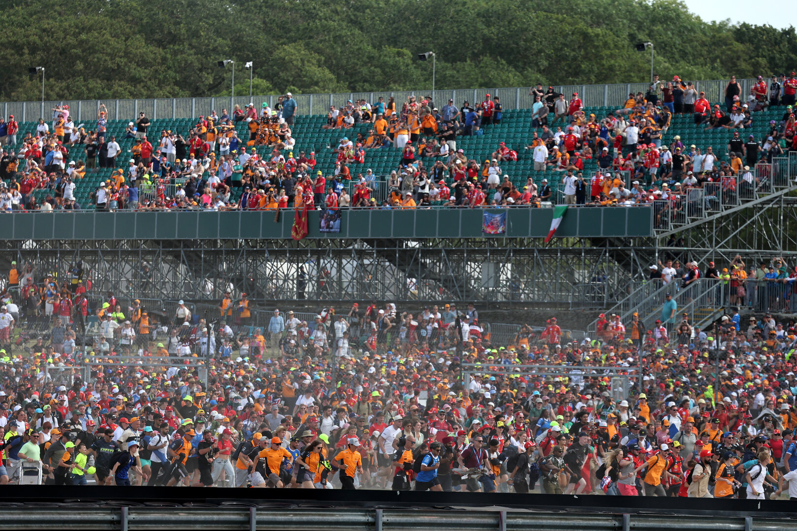 GP GRAN BRETAGNA, Circuit Atmosfera - fans run to the podium at the end of the race.
05.07.2026. Formula 1 World Championship, Rd 9, British Grand Prix, Silverstone, England, Gara Day.
- www.xpbimages.com, EMail: requests@xpbimages.com © Copyright: Moy / XPB Images