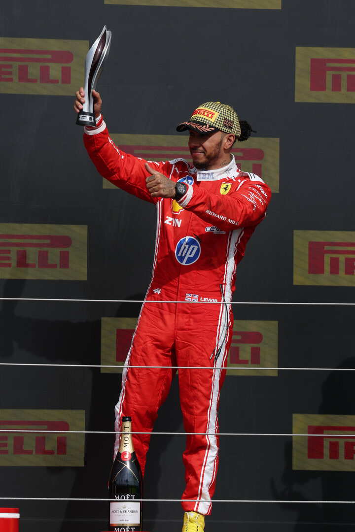 GP GRAN BRETAGNA, Lewis Hamilton (GBR) Ferrari celebrates his third position on the podium.
05.07.2026. Formula 1 World Championship, Rd 9, British Grand Prix, Silverstone, England, Gara Day.
- www.xpbimages.com, EMail: requests@xpbimages.com © Copyright: Moy / XPB Images